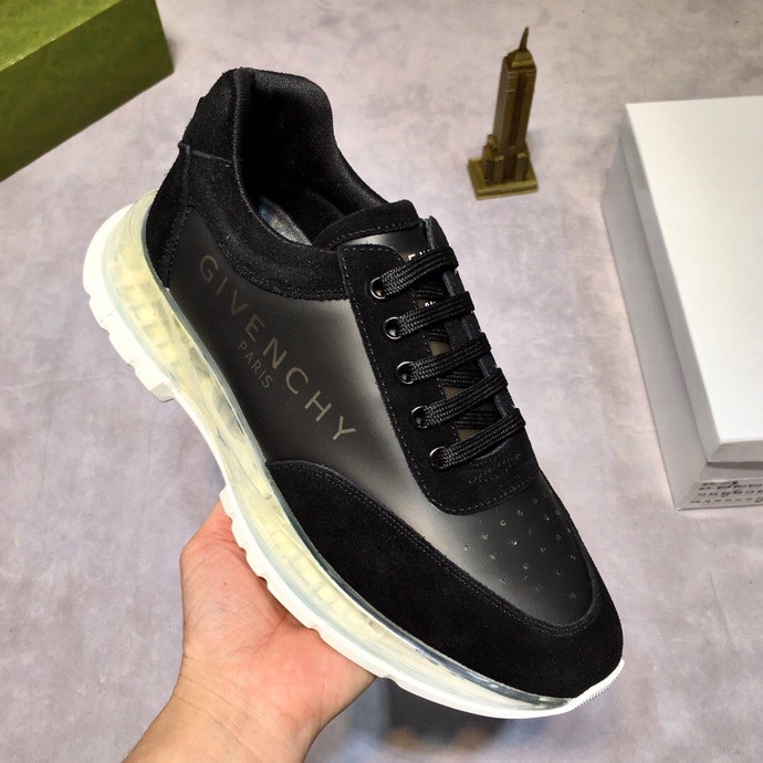 J5 🔝 纪梵希 Givenchy 🇬🇧2021💯 专柜同步 人手一双 不容错过 ⚠️专柜买版 完全1:1 开模定制✨😎顶级版本🔍 原版展示提供对比 让大货做到和原版0⃣️区别实物和图片来见证1⃣️面料：原版头层牛皮 2⃣️内里：原版弹力布配牛皮内里 干爽 舒适3⃣️鞋底：正品独家私模⚠️气垫大底