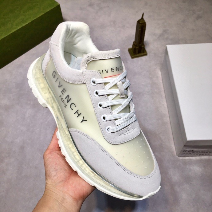 J5 🔝 纪梵希 Givenchy 🇬🇧2021💯 专柜同步 人手一双 不容错过 ⚠️专柜买版 完全1:1 开模定制✨😎顶级版本🔍 原版展示提供对比 让大货做到和原版0⃣️区别实物和图片来见证1⃣️面料：原版头层牛皮 2⃣️内里：原版弹力布配牛皮内里 干爽 舒适3⃣️鞋底：正品独家私模⚠️气垫大底