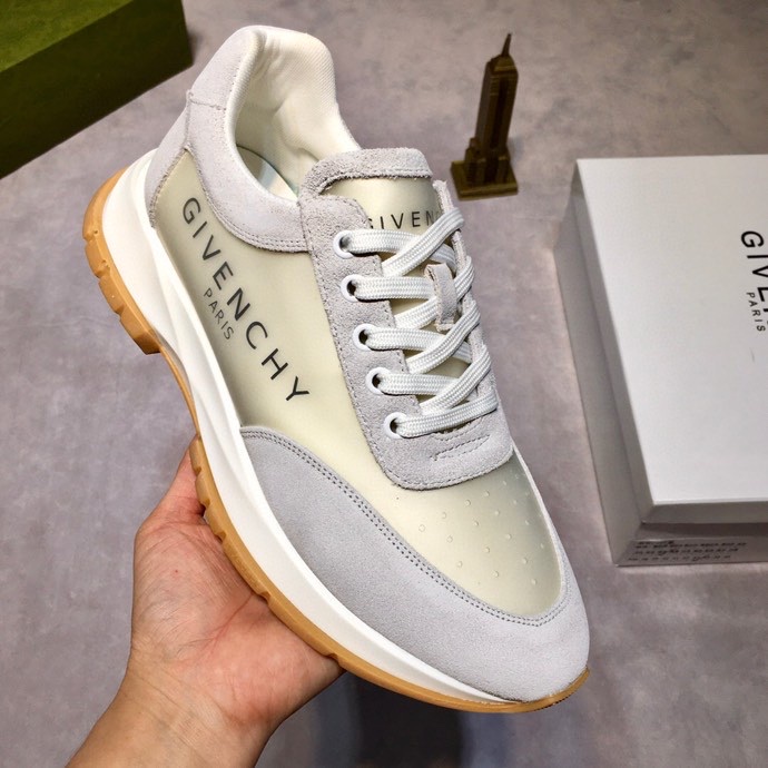 J5 🔝 纪梵希 Givenchy 🇬🇧2021💯 专柜同步 人手一双 不容错过 ⚠️专柜买版 完全1:1 开模定制✨😎顶级版本🔍 原版展示提供对比 让大货做到和原版0⃣️区别实物和图片来见证1⃣️面料：原版头层牛皮 2⃣️内里：原版弹力布配牛皮内里 干爽 舒适3⃣️鞋底：正品独家私模⚠️气垫大底