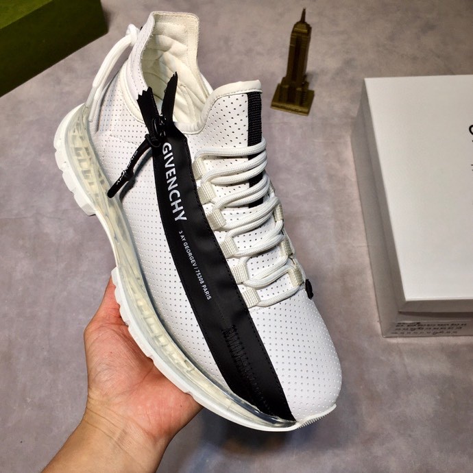 J5 🔝 纪梵希 Givenchy 🇬🇧2021💯 专柜同步 人手一双 不容错过 ⚠️专柜买版 完全1:1 开模定制✨😎顶级版本🔍 原版展示提供对比 让大货做到和原版0⃣️区别实物和图片来见证1⃣️面料：原版头层牛皮 2⃣️内里：原版弹力布配牛皮内里 干爽 舒适3⃣️鞋底：正品独家私模⚠️气垫大底