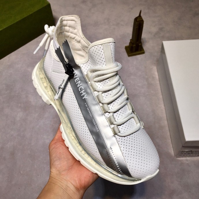 J5 🔝 纪梵希 Givenchy 🇬🇧2021💯 专柜同步 人手一双 不容错过 ⚠️专柜买版 完全1:1 开模定制✨😎顶级版本🔍 原版展示提供对比 让大货做到和原版0⃣️区别实物和图片来见证1⃣️面料：原版头层牛皮 2⃣️内里：原版弹力布配牛皮内里 干爽 舒适3⃣️鞋底：正品独家私模⚠️气垫大底