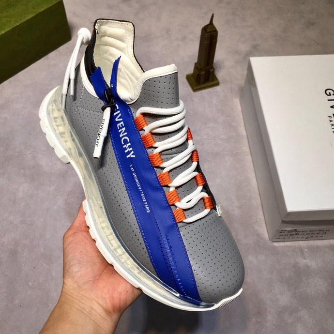 J5 🔝 纪梵希 Givenchy 🇬🇧2021💯 专柜同步 人手一双 不容错过 ⚠️专柜买版 完全1:1 开模定制✨😎顶级版本🔍 原版展示提供对比 让大货做到和原版0⃣️区别实物和图片来见证1⃣️面料：原版头层牛皮 2⃣️内里：原版弹力布配牛皮内里 干爽 舒适3⃣️鞋底：正品独家私模⚠️气垫大底