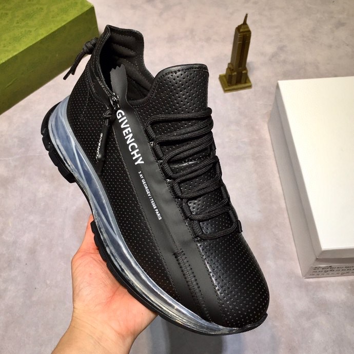 J5 🔝 纪梵希 Givenchy 🇬🇧2021💯 专柜同步 人手一双 不容错过 ⚠️专柜买版 完全1:1 开模定制✨😎顶级版本🔍 原版展示提供对比 让大货做到和原版0⃣️区别实物和图片来见证1⃣️面料：原版头层牛皮 2⃣️内里：原版弹力布配牛皮内里 干爽 舒适3⃣️鞋底：正品独家私模⚠️气垫大底