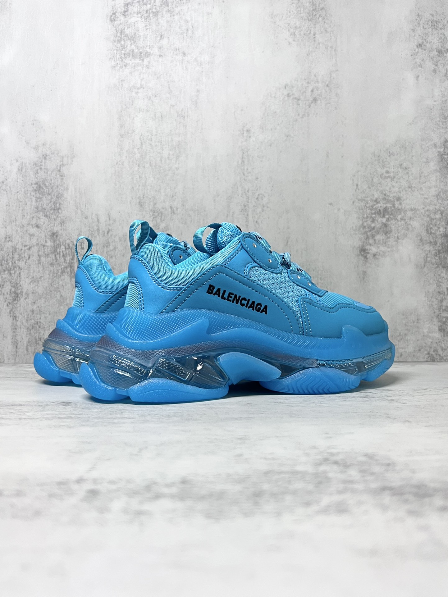 巴黎世家气垫底复古跑鞋 Balenciaga TriPle S 原鞋购入 可直观对比正品
材料：原厂数据打造私模原档案开发 气垫TPU组合软底 釆购原厂进口头层皮 进口机电绣正确字体 侧边TPU透气孔匹配原版  “Balenciaga”大底LOGO立体感十足
尺码：36 37 38 39 40 41 42 43 44 45