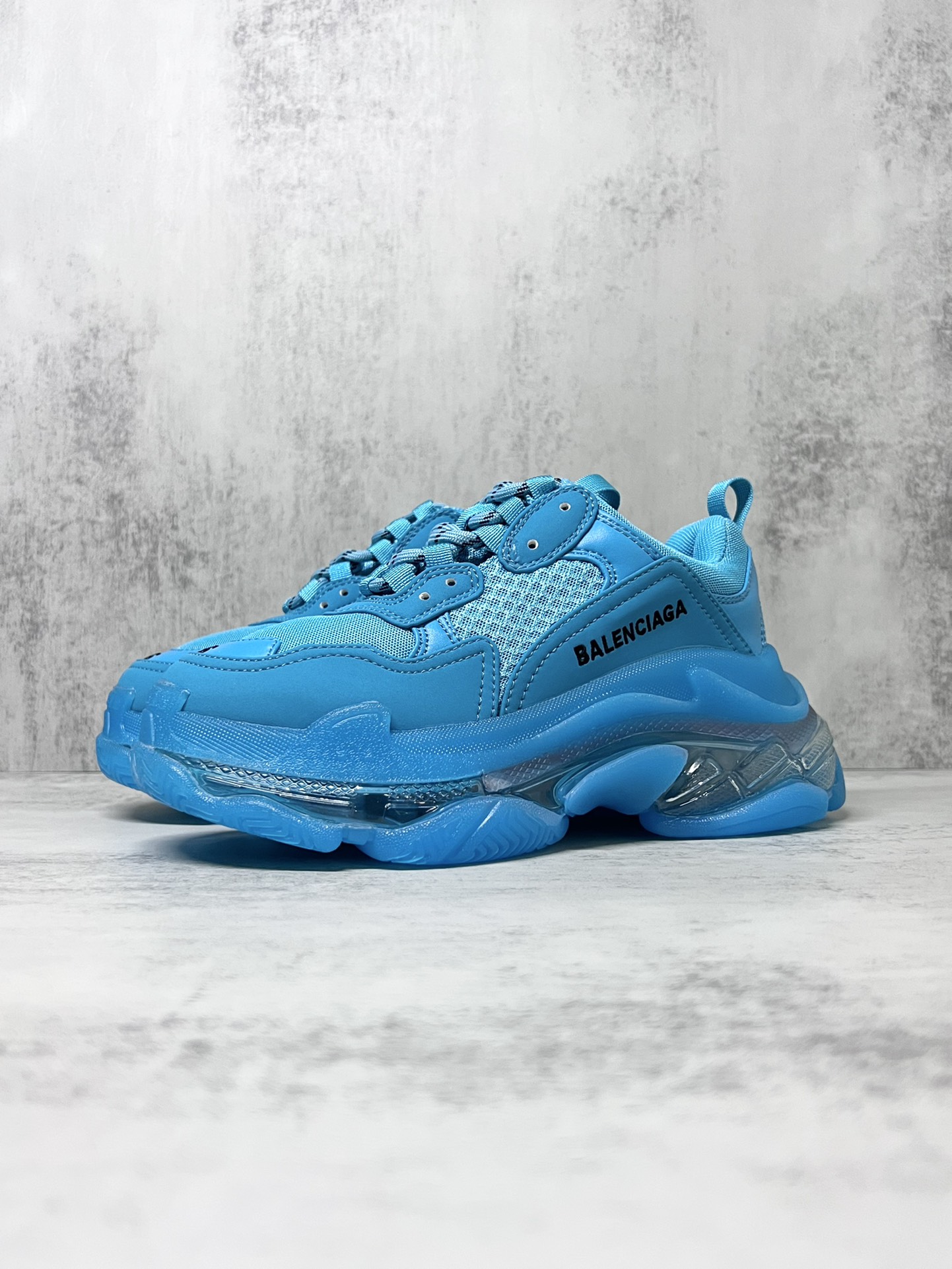 巴黎世家气垫底复古跑鞋 Balenciaga TriPle S 原鞋购入 可直观对比正品
材料：原厂数据打造私模原档案开发 气垫TPU组合软底 釆购原厂进口头层皮 进口机电绣正确字体 侧边TPU透气孔匹配原版  “Balenciaga”大底LOGO立体感十足
尺码：36 37 38 39 40 41 42 43 44 45