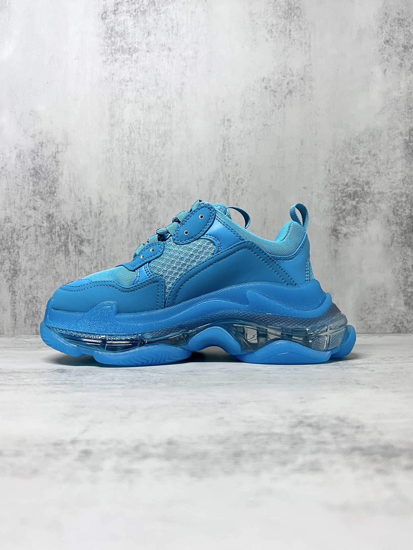 巴黎世家气垫底复古跑鞋 Balenciaga TriPle S 原鞋购入 可直观对比正品
材料：原厂数据打造私模原档案开发 气垫TPU组合软底 釆购原厂进口头层皮 进口机电绣正确字体 侧边TPU透气孔匹配原版  “Balenciaga”大底LOGO立体感十足
尺码：36 37 38 39 40 41 42 43 44 45