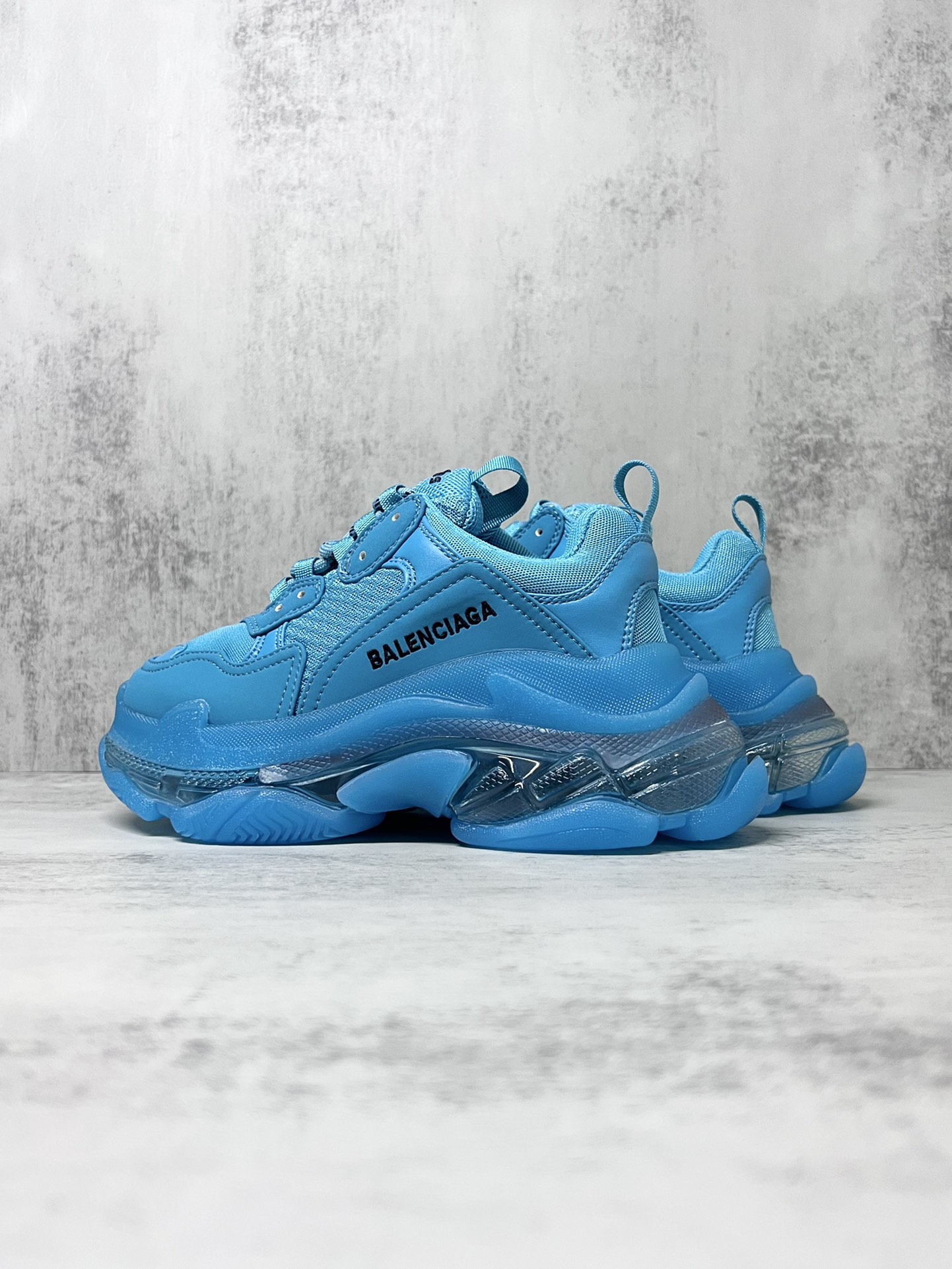 巴黎世家气垫底复古跑鞋 Balenciaga TriPle S 原鞋购入 可直观对比正品
材料：原厂数据打造私模原档案开发 气垫TPU组合软底 釆购原厂进口头层皮 进口机电绣正确字体 侧边TPU透气孔匹配原版  “Balenciaga”大底LOGO立体感十足
尺码：36 37 38 39 40 41 42 43 44 45