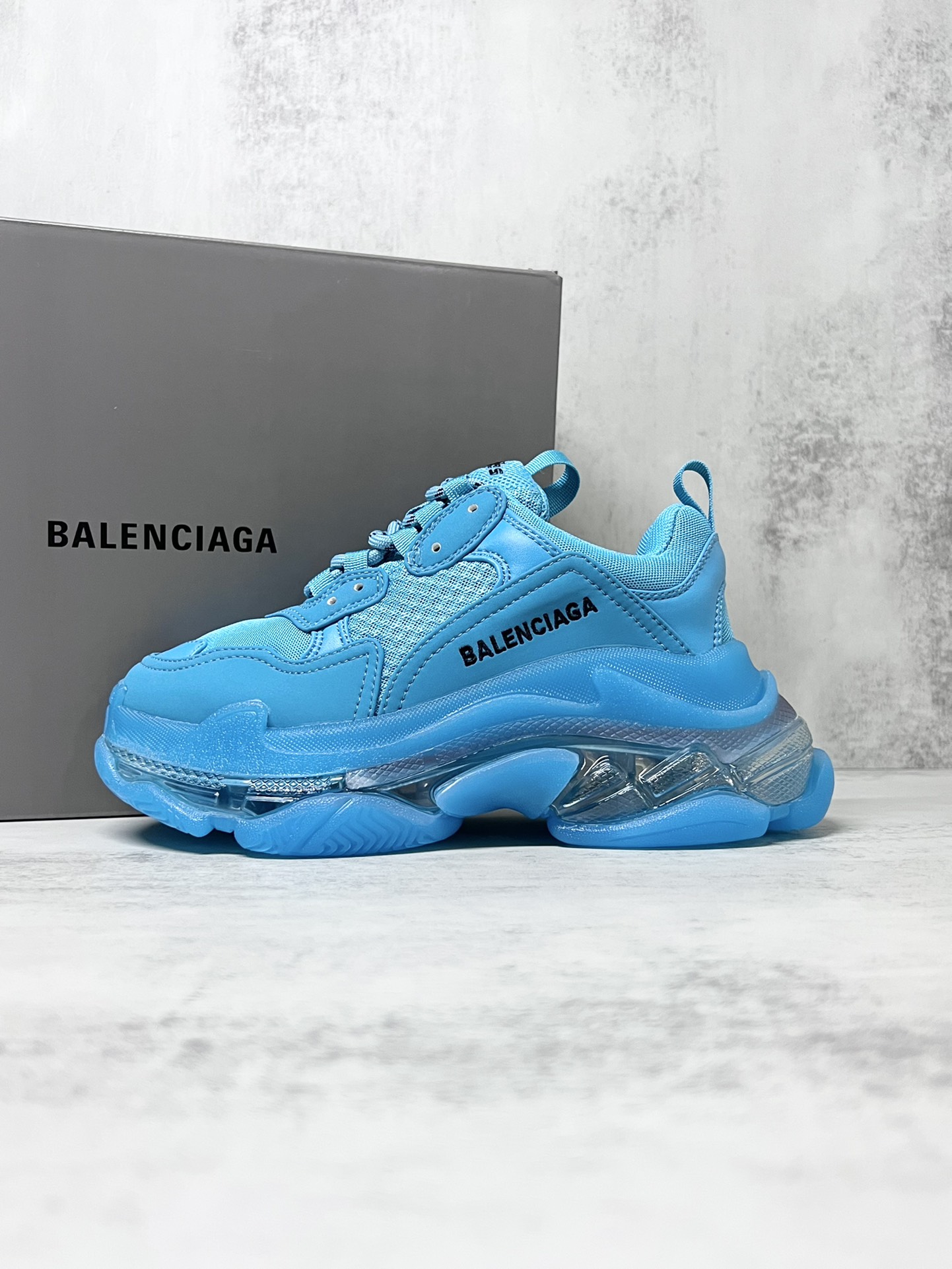 巴黎世家气垫底复古跑鞋 Balenciaga TriPle S 原鞋购入 可直观对比正品
材料：原厂数据打造私模原档案开发 气垫TPU组合软底 釆购原厂进口头层皮 进口机电绣正确字体 侧边TPU透气孔匹配原版  “Balenciaga”大底LOGO立体感十足
尺码：36 37 38 39 40 41 42 43 44 45