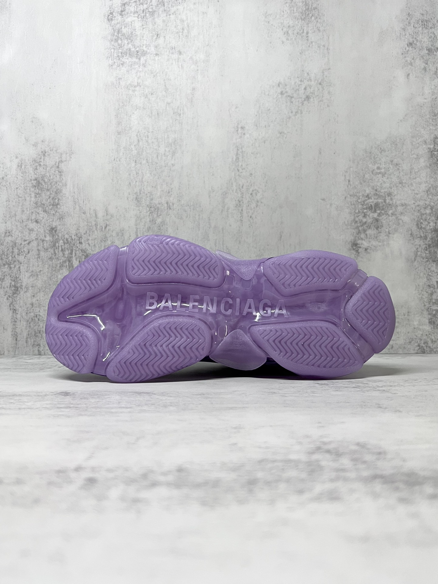 💰360
巴黎世家气垫底复古跑鞋 Balenciaga TriPle S 原鞋购入 可直观对比正品
材料：原厂数据打造私模原档案开发 气垫TPU组合软底 釆购原厂进口头层皮 进口机电绣正确字体 侧边TPU透气孔匹配原版  “Balenciaga”大底LOGO立体感十足
尺码：36 37 38 39 40
