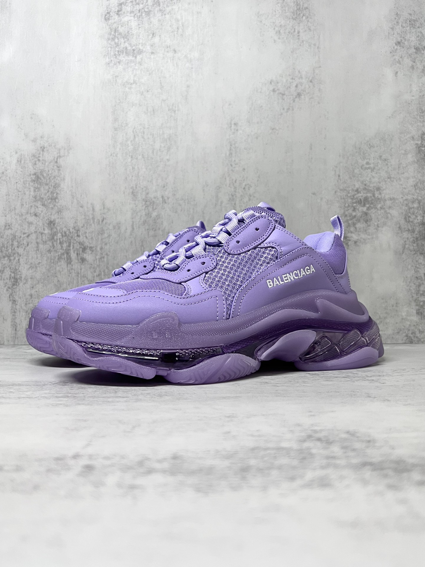 💰360
巴黎世家气垫底复古跑鞋 Balenciaga TriPle S 原鞋购入 可直观对比正品
材料：原厂数据打造私模原档案开发 气垫TPU组合软底 釆购原厂进口头层皮 进口机电绣正确字体 侧边TPU透气孔匹配原版  “Balenciaga”大底LOGO立体感十足
尺码：36 37 38 39 40