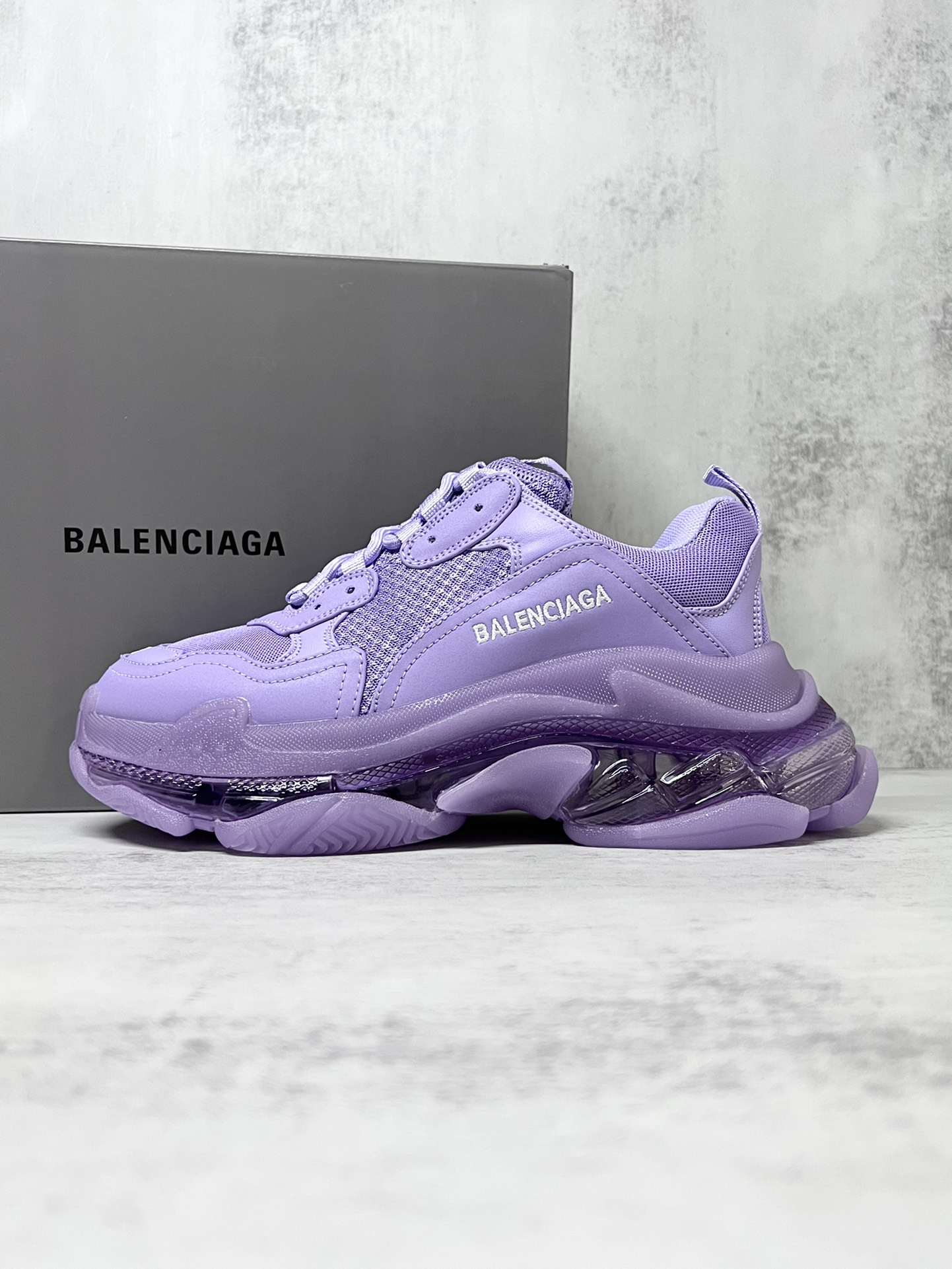 💰360
巴黎世家气垫底复古跑鞋 Balenciaga TriPle S 原鞋购入 可直观对比正品
材料：原厂数据打造私模原档案开发 气垫TPU组合软底 釆购原厂进口头层皮 进口机电绣正确字体 侧边TPU透气孔匹配原版  “Balenciaga”大底LOGO立体感十足
尺码：36 37 38 39 40