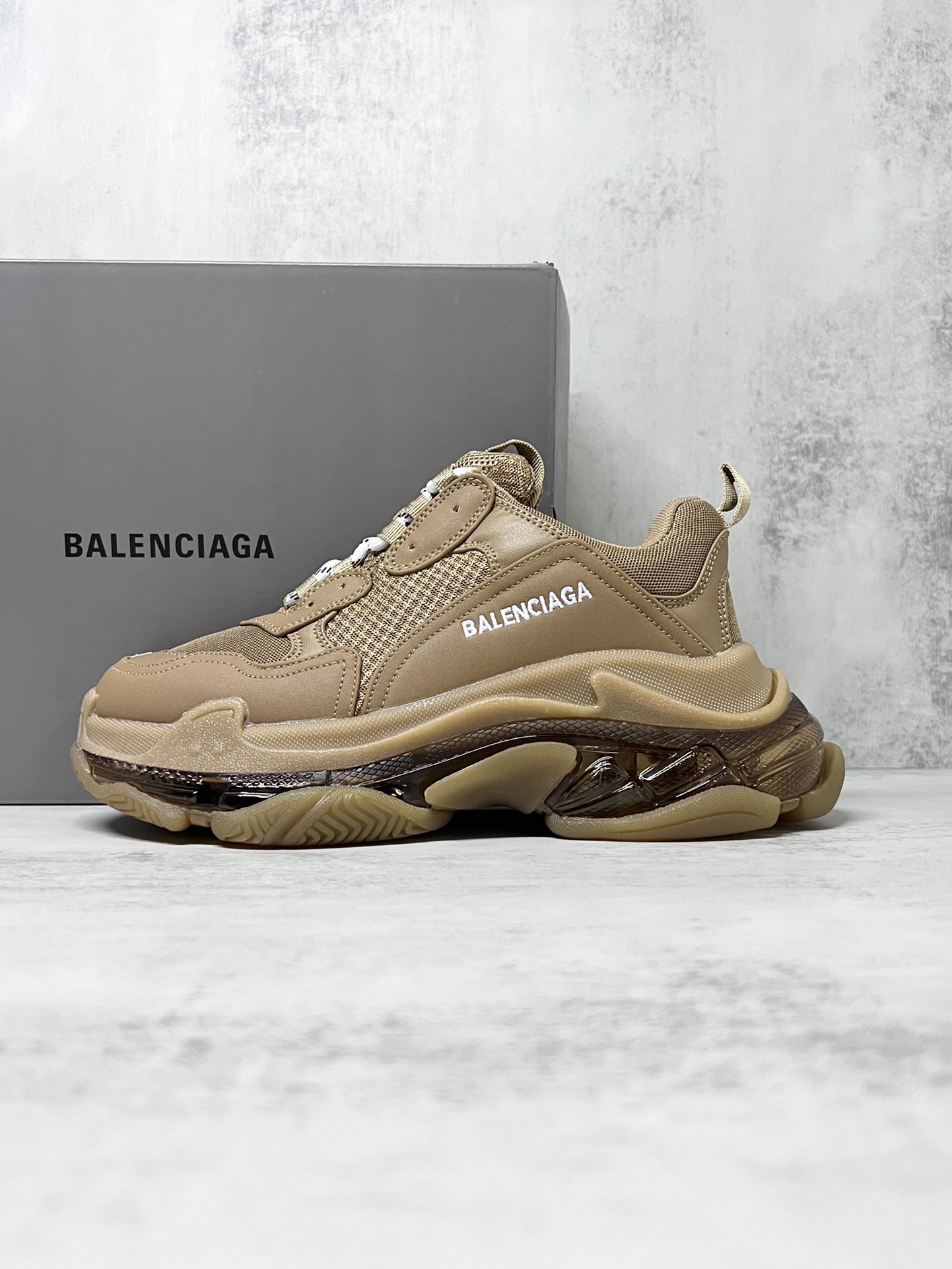 💰340 巴黎世家气垫底复古跑鞋 Balenciaga TriPle S 原鞋购入 可直观对比正品
材料：原厂数据打造私模原档案开发 气垫TPU组合软底 釆购原厂进口头层皮 进口机电绣正确字体 侧边TPU透气孔匹配原版  “Balenciaga”大底LOGO立体感十足
尺码：36 37 38 39 40 41 42 43 44 45