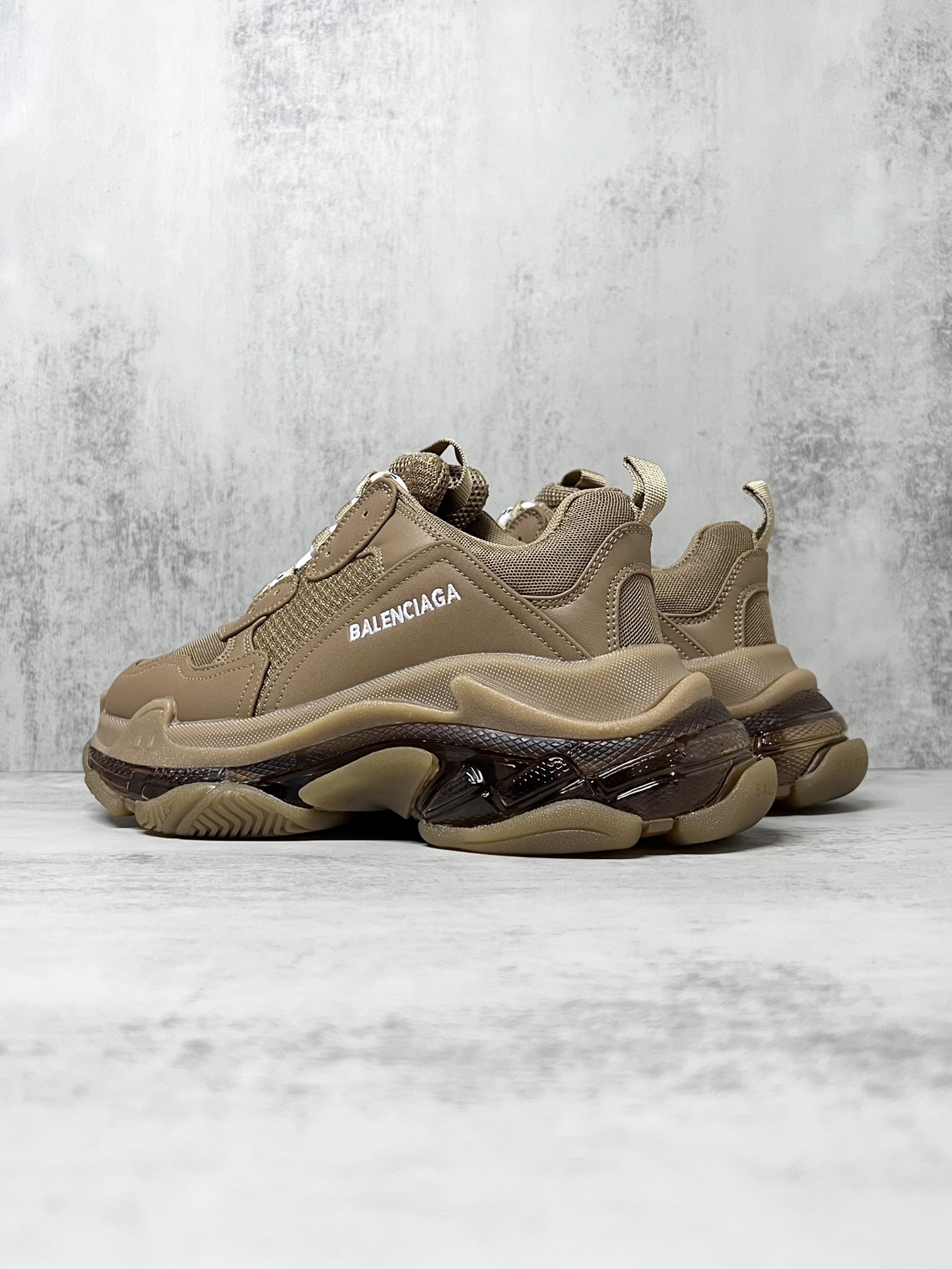 💰340 巴黎世家气垫底复古跑鞋 Balenciaga TriPle S 原鞋购入 可直观对比正品
材料：原厂数据打造私模原档案开发 气垫TPU组合软底 釆购原厂进口头层皮 进口机电绣正确字体 侧边TPU透气孔匹配原版  “Balenciaga”大底LOGO立体感十足
尺码：36 37 38 39 40 41 42 43 44 45