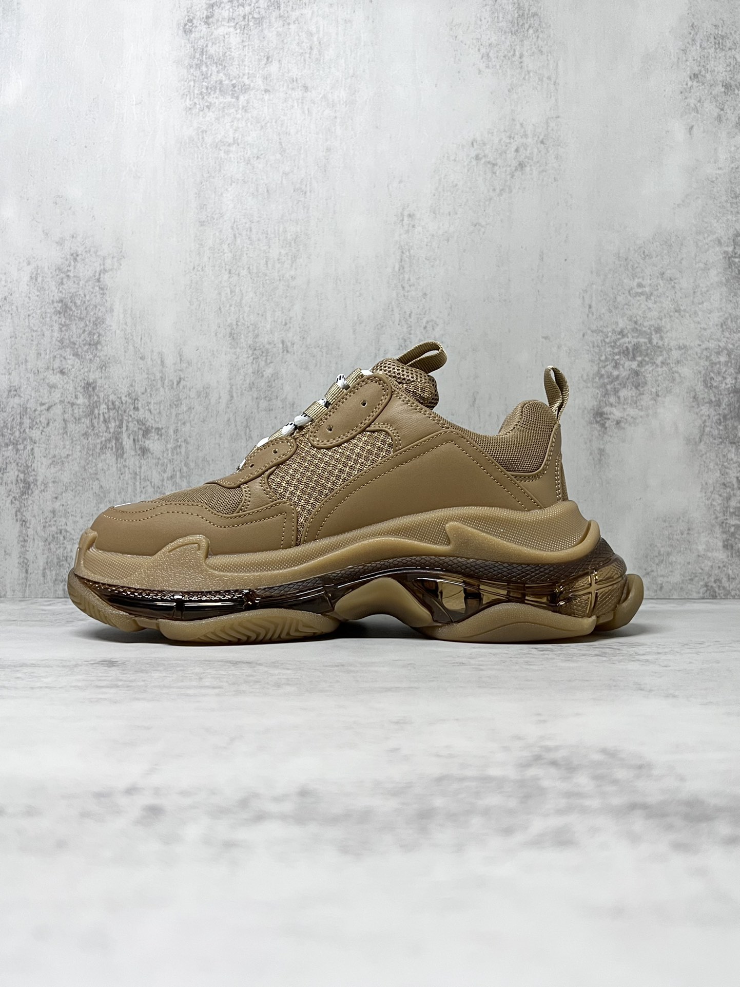 💰340 巴黎世家气垫底复古跑鞋 Balenciaga TriPle S 原鞋购入 可直观对比正品
材料：原厂数据打造私模原档案开发 气垫TPU组合软底 釆购原厂进口头层皮 进口机电绣正确字体 侧边TPU透气孔匹配原版  “Balenciaga”大底LOGO立体感十足
尺码：36 37 38 39 40 41 42 43 44 45