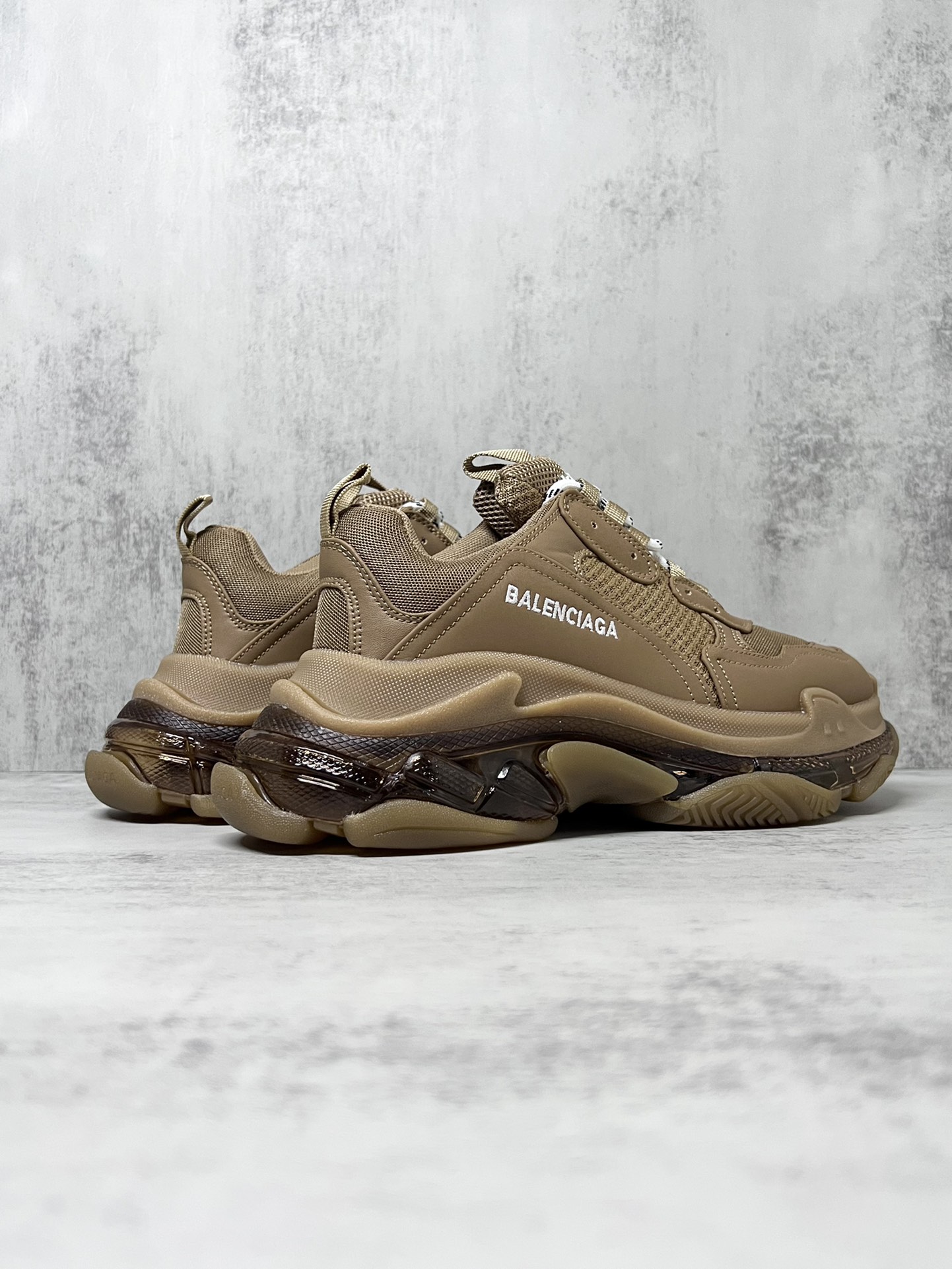 💰340 巴黎世家气垫底复古跑鞋 Balenciaga TriPle S 原鞋购入 可直观对比正品
材料：原厂数据打造私模原档案开发 气垫TPU组合软底 釆购原厂进口头层皮 进口机电绣正确字体 侧边TPU透气孔匹配原版  “Balenciaga”大底LOGO立体感十足
尺码：36 37 38 39 40 41 42 43 44 45