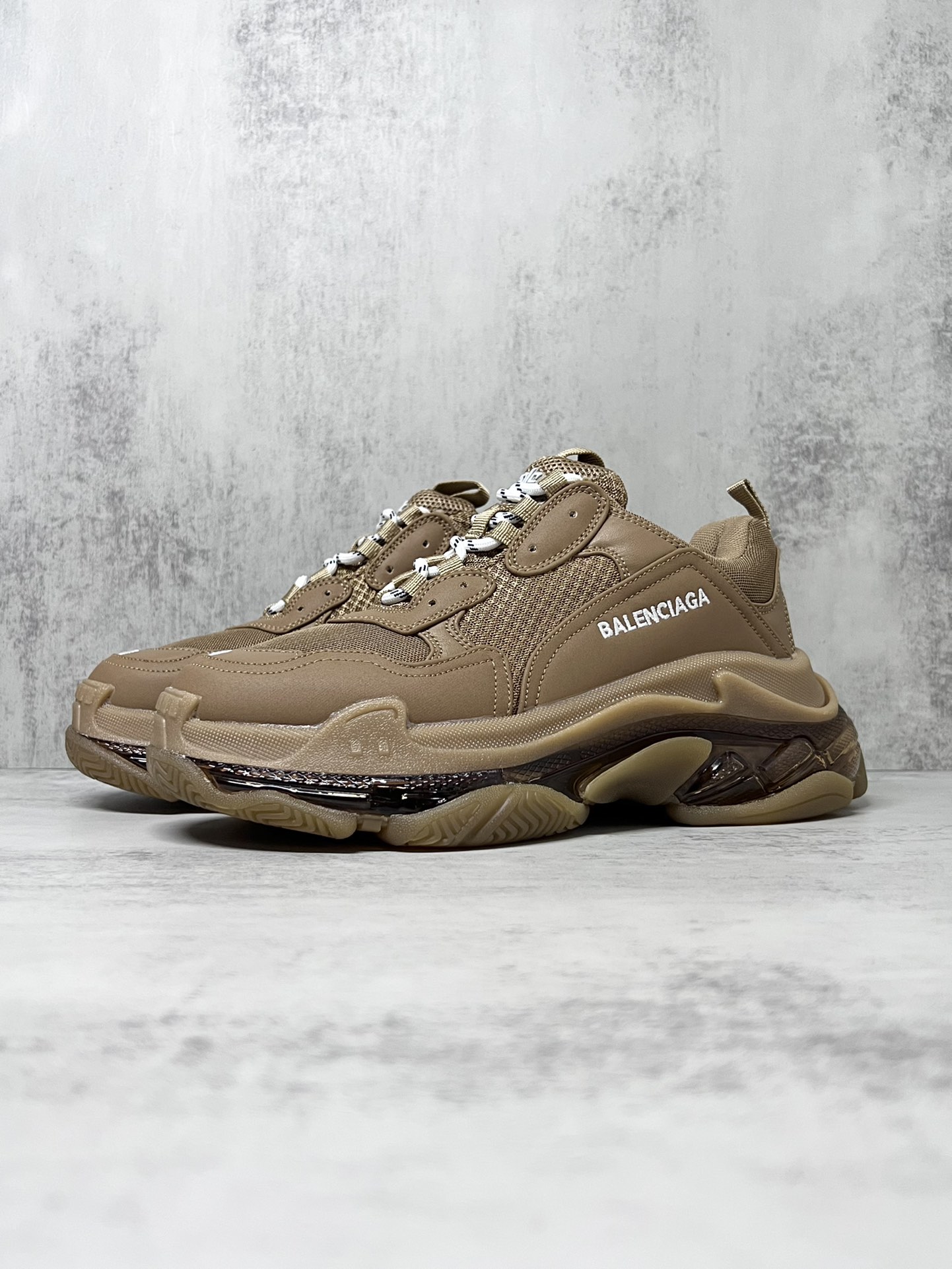 💰340 巴黎世家气垫底复古跑鞋 Balenciaga TriPle S 原鞋购入 可直观对比正品
材料：原厂数据打造私模原档案开发 气垫TPU组合软底 釆购原厂进口头层皮 进口机电绣正确字体 侧边TPU透气孔匹配原版  “Balenciaga”大底LOGO立体感十足
尺码：36 37 38 39 40 41 42 43 44 45