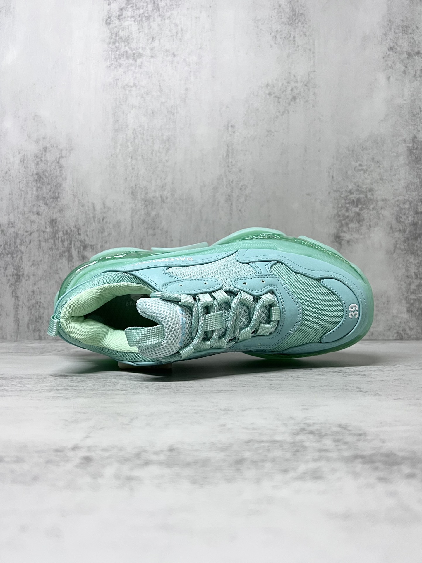 巴黎世家气垫底复古跑鞋 Balenciaga TriPle S 原鞋购入 可直观对比正品
材料：原厂数据打造私模原档案开发 气垫TPU组合软底 釆购原厂进口头层皮 进口机电绣正确字体 侧边TPU透气孔匹配原版  “Balenciaga”大底LOGO立体感十足
尺码：36 37 38 39 40 41 42 43 44 45