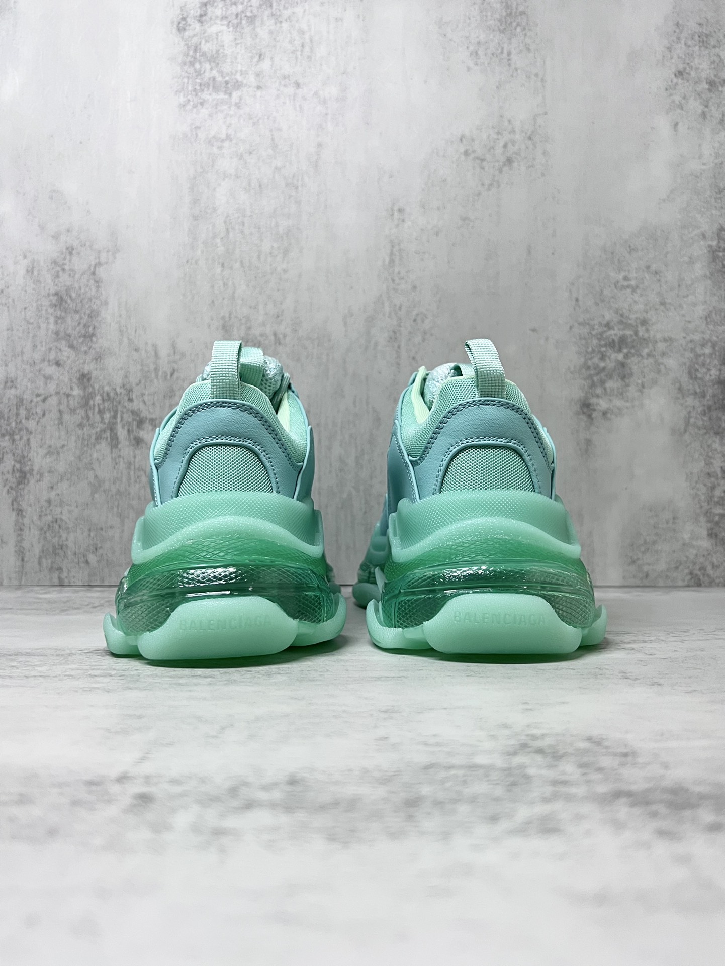 巴黎世家气垫底复古跑鞋 Balenciaga TriPle S 原鞋购入 可直观对比正品
材料：原厂数据打造私模原档案开发 气垫TPU组合软底 釆购原厂进口头层皮 进口机电绣正确字体 侧边TPU透气孔匹配原版  “Balenciaga”大底LOGO立体感十足
尺码：36 37 38 39 40 41 42 43 44 45