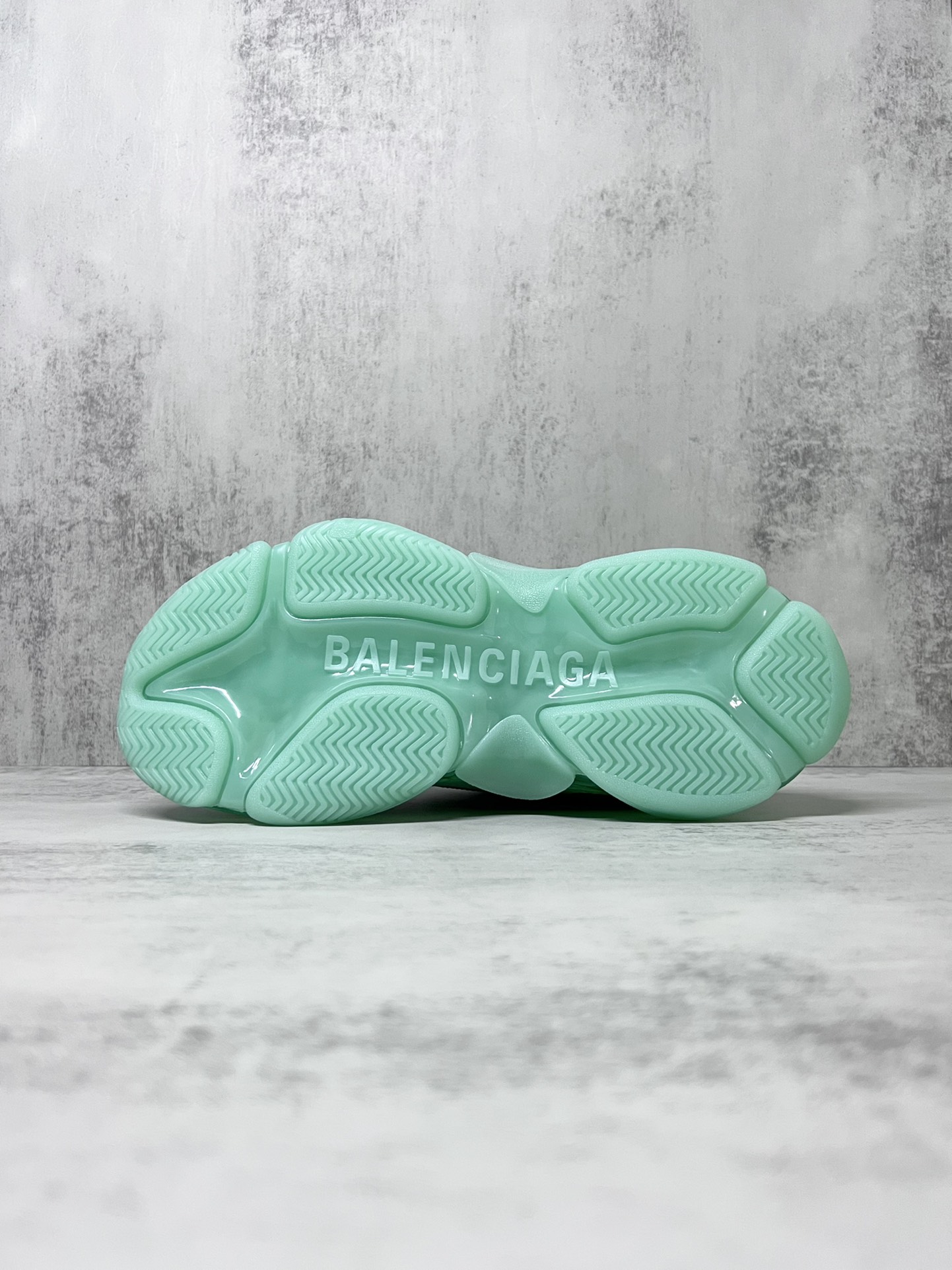 巴黎世家气垫底复古跑鞋 Balenciaga TriPle S 原鞋购入 可直观对比正品
材料：原厂数据打造私模原档案开发 气垫TPU组合软底 釆购原厂进口头层皮 进口机电绣正确字体 侧边TPU透气孔匹配原版  “Balenciaga”大底LOGO立体感十足
尺码：36 37 38 39 40 41 42 43 44 45