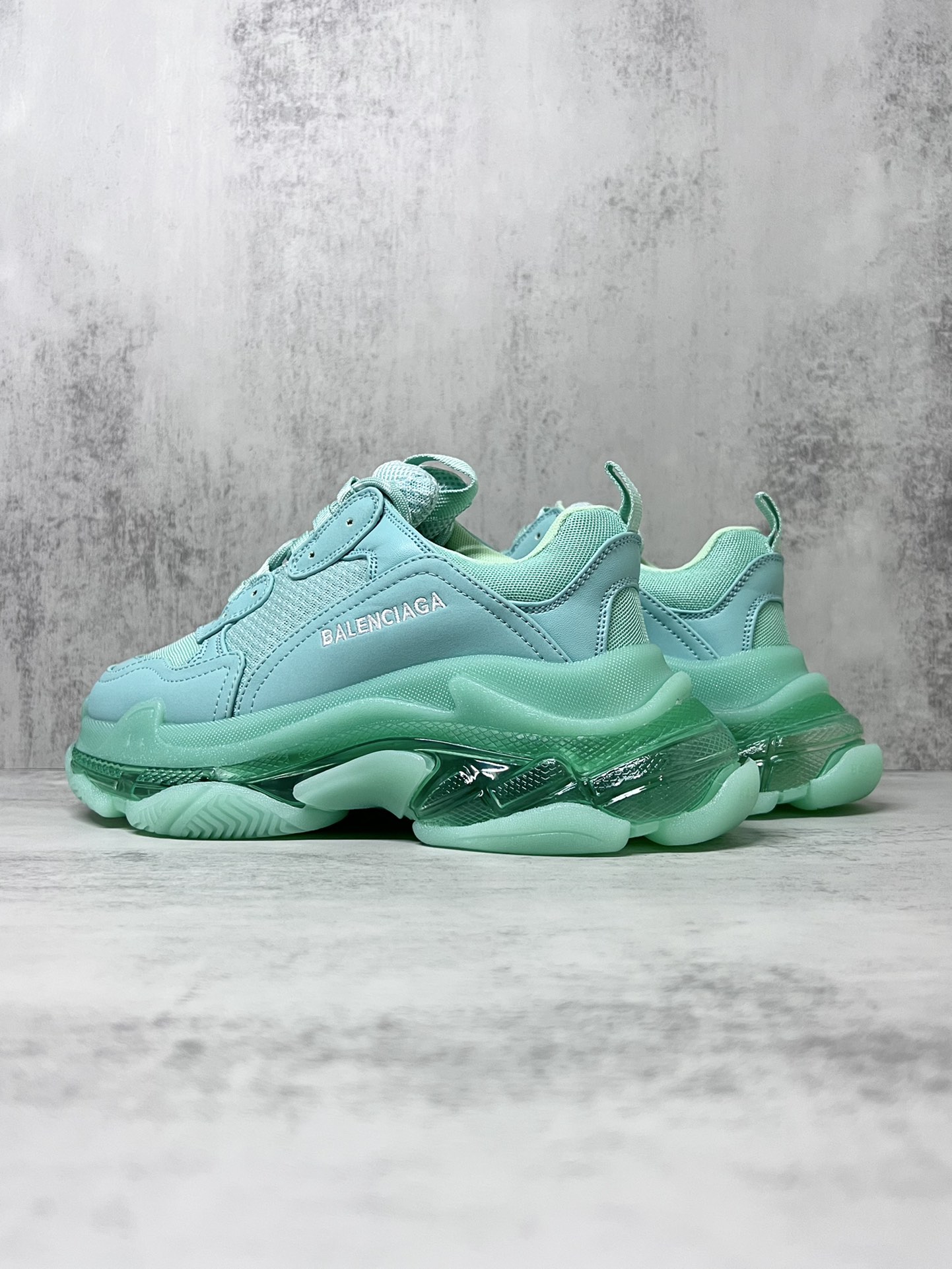 巴黎世家气垫底复古跑鞋 Balenciaga TriPle S 原鞋购入 可直观对比正品
材料：原厂数据打造私模原档案开发 气垫TPU组合软底 釆购原厂进口头层皮 进口机电绣正确字体 侧边TPU透气孔匹配原版  “Balenciaga”大底LOGO立体感十足
尺码：36 37 38 39 40 41 42 43 44 45