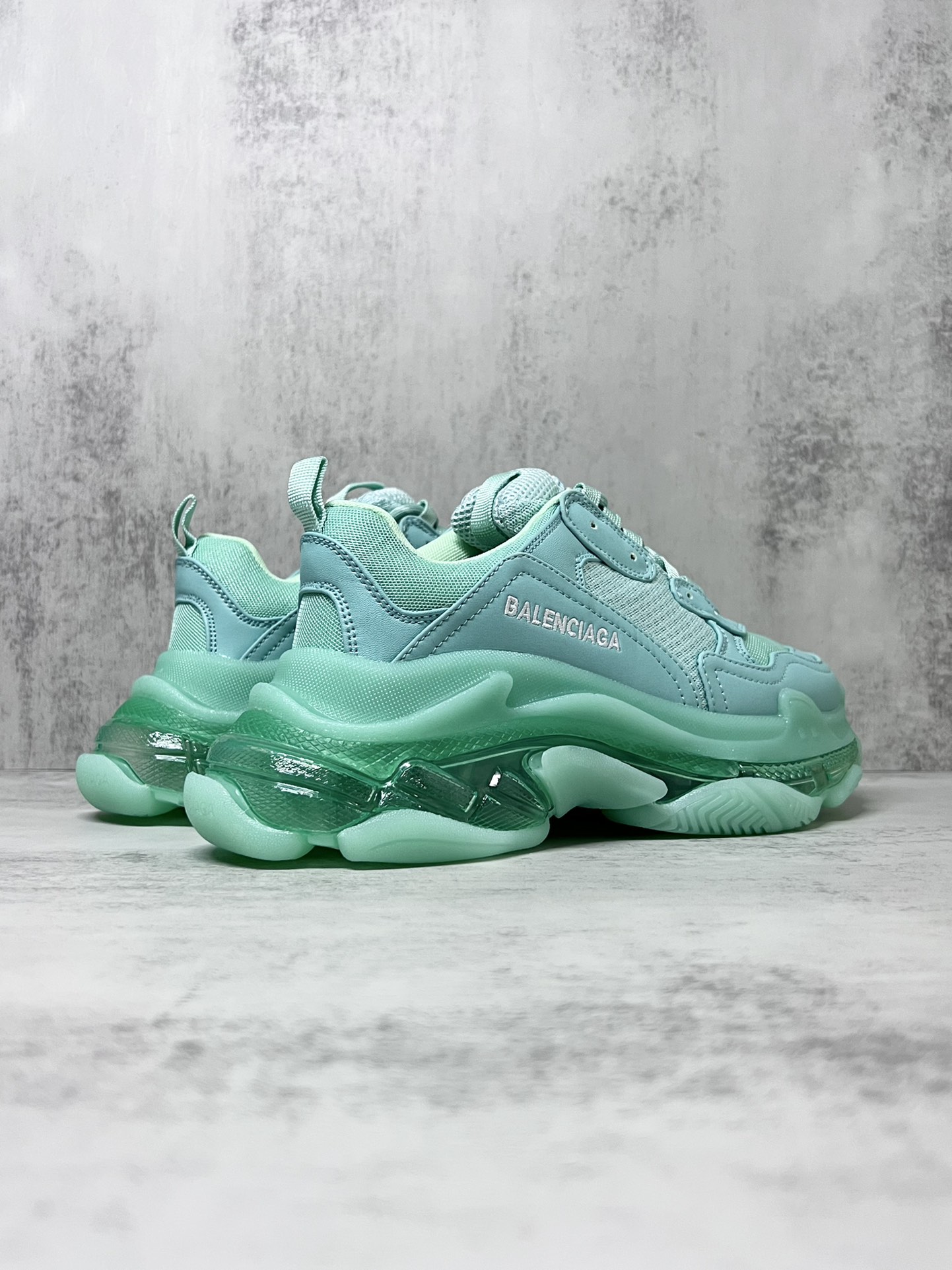 巴黎世家气垫底复古跑鞋 Balenciaga TriPle S 原鞋购入 可直观对比正品
材料：原厂数据打造私模原档案开发 气垫TPU组合软底 釆购原厂进口头层皮 进口机电绣正确字体 侧边TPU透气孔匹配原版  “Balenciaga”大底LOGO立体感十足
尺码：36 37 38 39 40 41 42 43 44 45