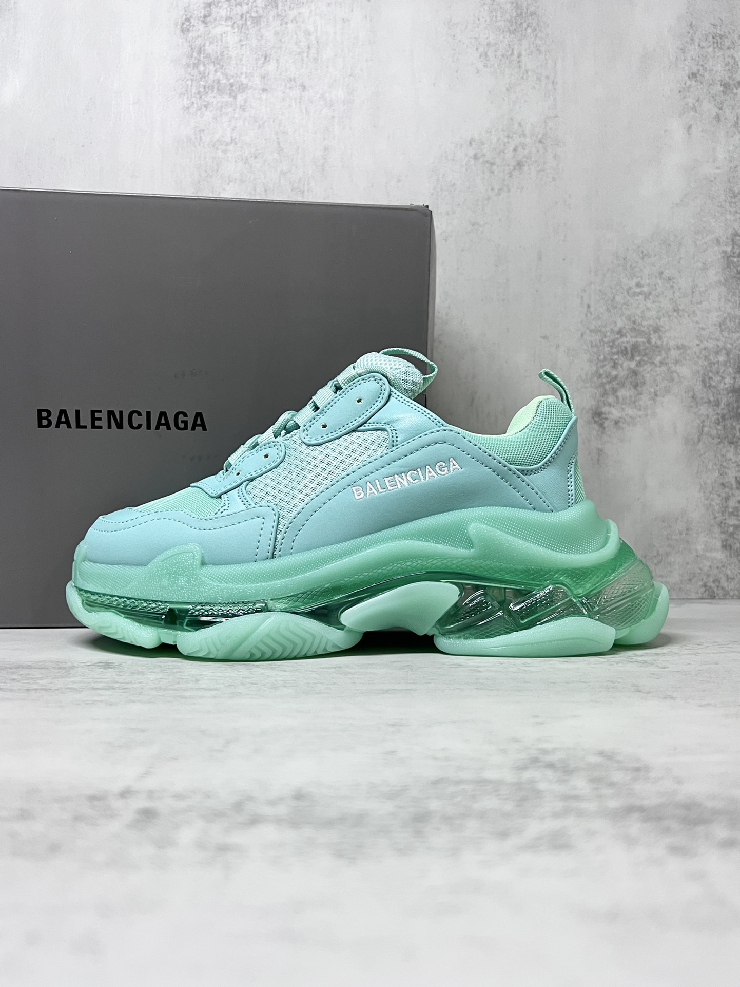 巴黎世家气垫底复古跑鞋 Balenciaga TriPle S 原鞋购入 可直观对比正品
材料：原厂数据打造私模原档案开发 气垫TPU组合软底 釆购原厂进口头层皮 进口机电绣正确字体 侧边TPU透气孔匹配原版  “Balenciaga”大底LOGO立体感十足
尺码：36 37 38 39 40 41 42 43 44 45