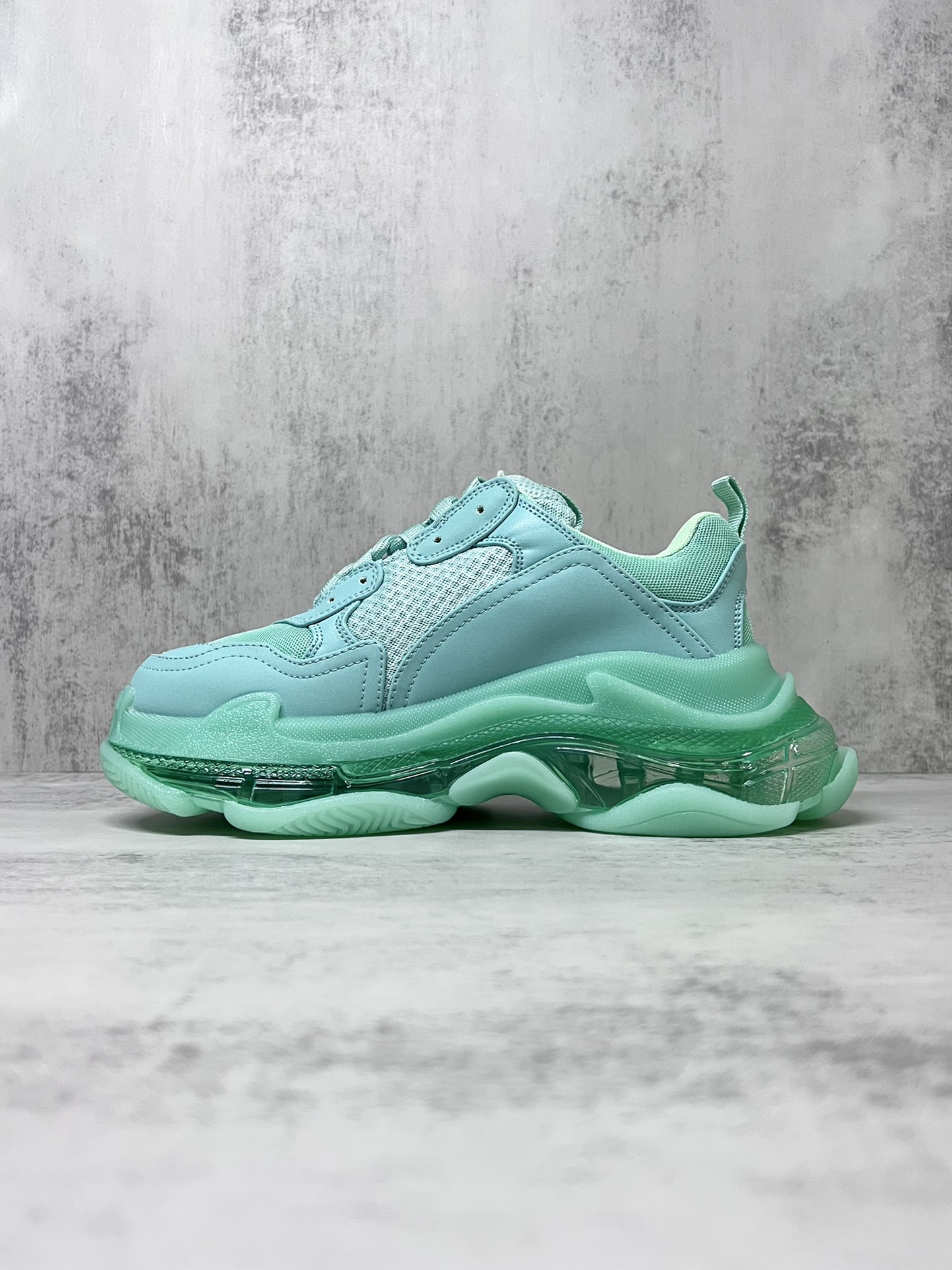 巴黎世家气垫底复古跑鞋 Balenciaga TriPle S 原鞋购入 可直观对比正品
材料：原厂数据打造私模原档案开发 气垫TPU组合软底 釆购原厂进口头层皮 进口机电绣正确字体 侧边TPU透气孔匹配原版  “Balenciaga”大底LOGO立体感十足
尺码：36 37 38 39 40 41 42 43 44 45