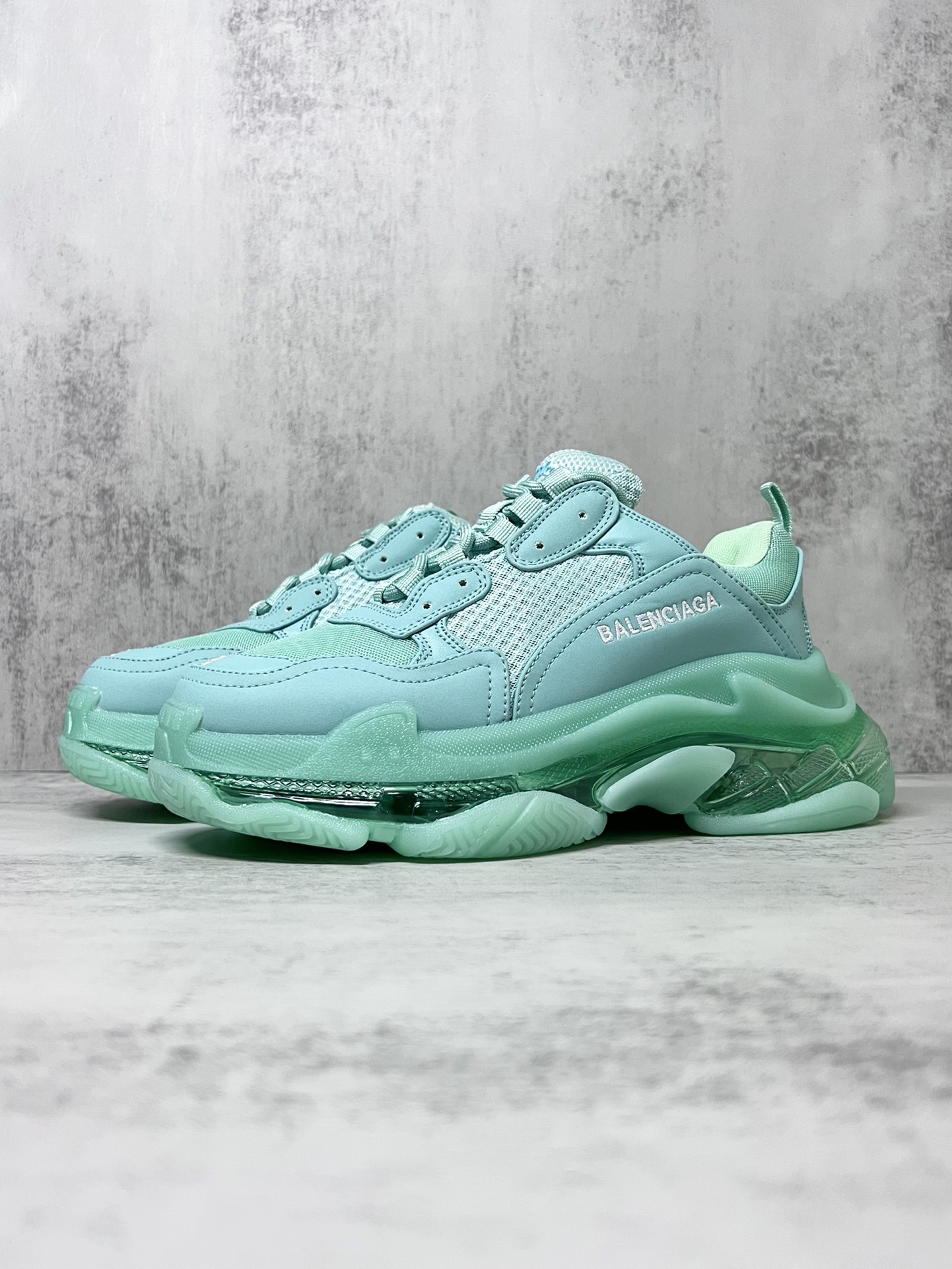 巴黎世家气垫底复古跑鞋 Balenciaga TriPle S 原鞋购入 可直观对比正品
材料：原厂数据打造私模原档案开发 气垫TPU组合软底 釆购原厂进口头层皮 进口机电绣正确字体 侧边TPU透气孔匹配原版  “Balenciaga”大底LOGO立体感十足
尺码：36 37 38 39 40 41 42 43 44 45