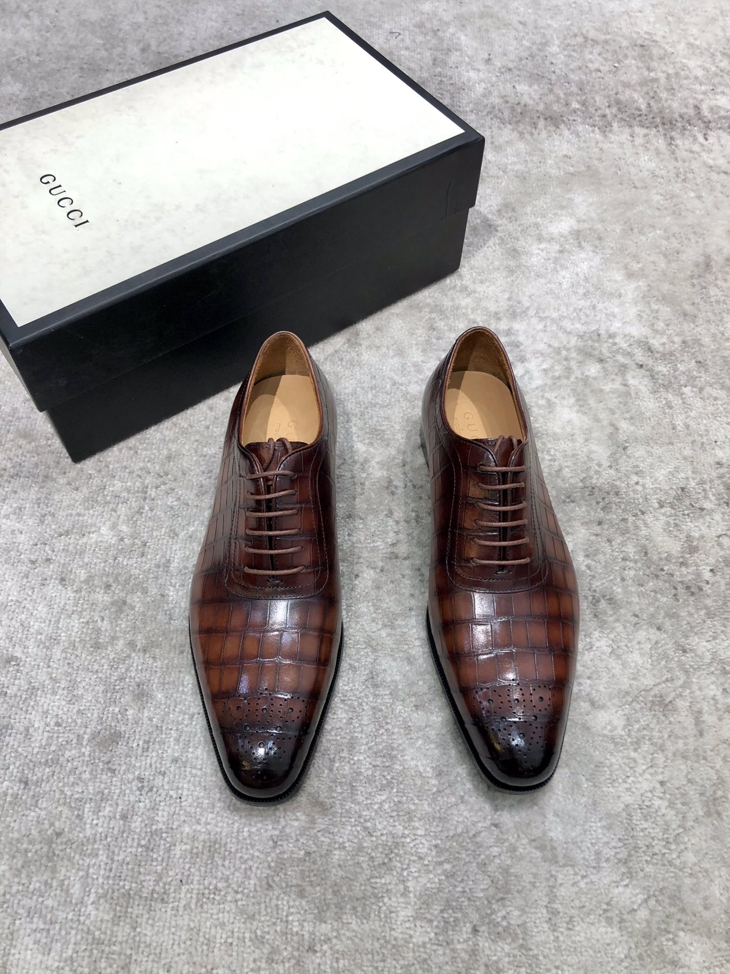 NO:272365,Gucci Men's classic Oxford shoes for men's business formal leather shoes. Classic style. Extreme art. The whole shoe is made of imported waxing and drinking cow leather. Hand-drawn and polished (brown). Selected carefully. The pores are delicate. The gloss is excellent, the texture is soft. The toughness is strong and the wear is not easy to deform. The inner lining of the apricot calf leather is soft and comfortable, sweat-absorbing and breathable. The leather outsole, the heel composite rubber bottom sheet, willow nail reinforcement, anti-slip and wear-resistant. Goodyear craftsmanship. The shoe shape is excellent. Light luxury and stylish. You can press the array when you go in and out of all formal occasions!  Original box dust bag packaging!  Standard code 39-44 (38.45 custom made without return or exchange), gucci, cowhide, Leather soles19860909Gucci 男士经典牛津鞋男士商务正装皮鞋 经典款 极致艺术 全鞋采用进口打蜡饮奶牛牛皮古法手工描改擦色（棕色） 精挑细选 毛孔细腻 光泽度极好,质感柔软 韧性强耐穿不易变形,杏色小牛皮内里,柔软舒适,吸汗透气.真皮大底,后跟复合橡胶底片 柳钉加固,防滑耐磨.固特异工艺制作 鞋型极好 轻奢有型 出入各类正式场合都能压阵！原盒 防尘袋包装 ！标准码39-44（38.45定做不退不换）,,gucci,cowhide,Leather soles,Men's shoes