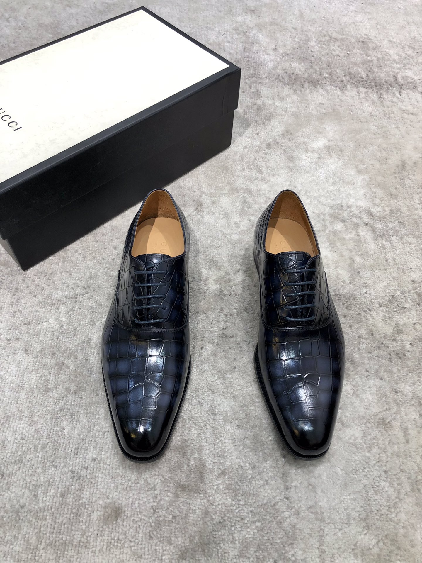 NO:270716,Gucci Men's classic Oxford shoes for men's business formal leather shoes. Classic style. Extreme art. The whole shoe is made of imported waxing and drinking cow leather. Hand-drawn and polished (dark blue). Selected carefully. The pores are delicate. The gloss is excellent, the texture is soft. The toughness is strong and the wear is not easy to deform. The inner lining of the apricot calf leather is soft and comfortable, sweat-absorbing and breathable. The leather outsole, the heel composite rubber bottom sheet, willow nail reinforcement, anti-slip and wear-resistant. Goodyear craftsmanship is excellent. The shoe shape is light and luxurious. It can be pressed in all kinds of formal occasions!  Original box dust bag packaging!  Standard code 39-44 (38.45 custom made without return or exchange), gucci, cowhide, Leather soles19860909Gucci 男士经典牛津鞋男士商务正装皮鞋 经典款 极致艺术 全鞋采用进口打蜡饮奶牛牛皮古法手工描改擦色（深蓝） 精挑细选 毛孔细腻 光泽度极好,质感柔软 韧性强耐穿不易变形,杏色小牛皮内里,柔软舒适,吸汗透气.真皮大底,后跟复合橡胶底片 柳钉加固,防滑耐磨.固特异工艺制作 鞋型极好 轻奢有型 出入各类正式场合都能压阵！原盒 防尘袋包装 ！标准码39-44（38.45定做不退不换）,,gucci,cowhide,Leather soles,Men's shoes