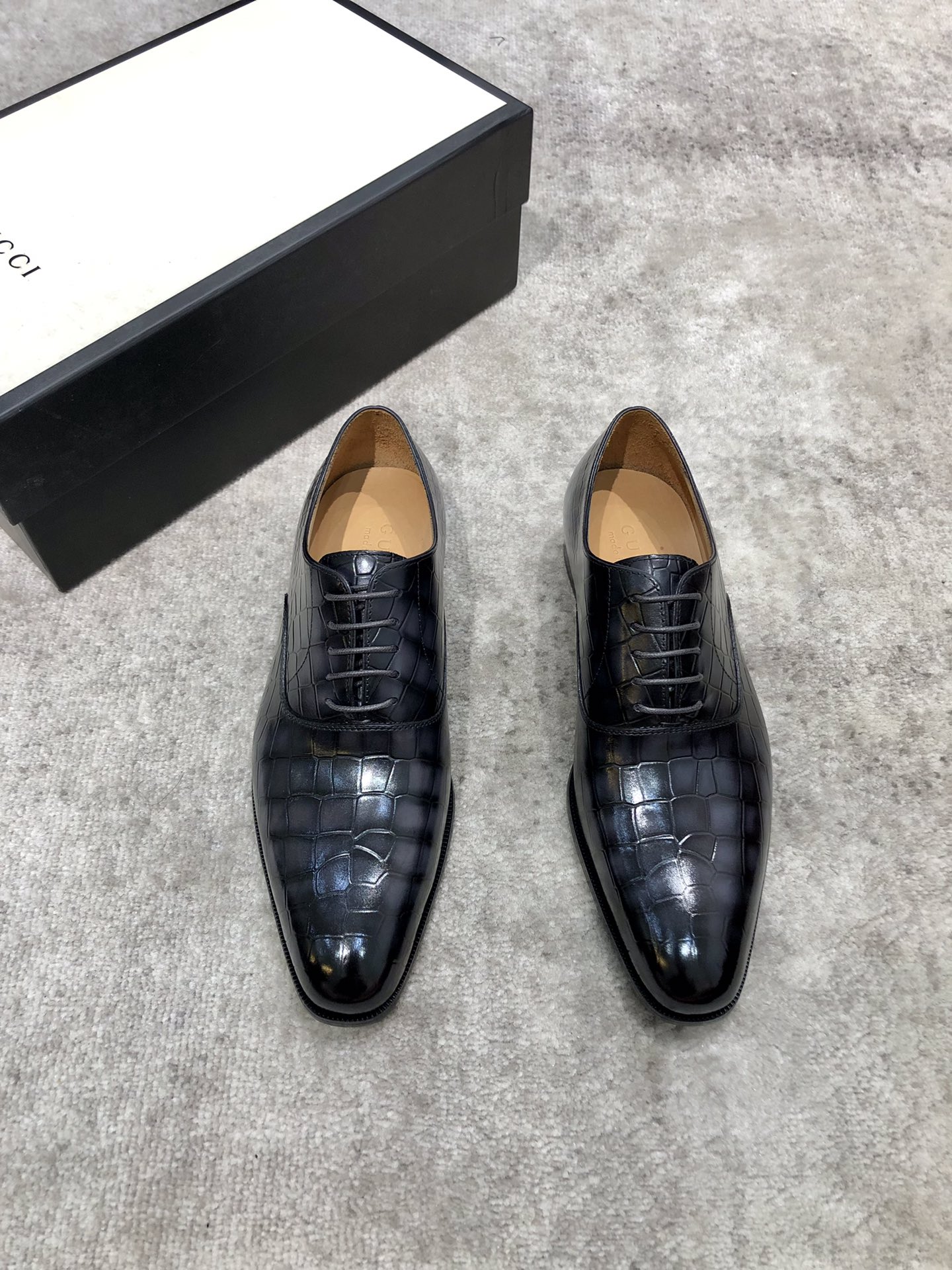NO:272368,Gucci Men's classic Oxford shoes for men's business formal leather shoes. Classic style. Extreme art. The whole shoe is made of imported waxing and drinking cow leather. Hand-drawn and polished (black and gray). Selected carefully. The pores are delicate. The gloss is excellent, the texture is soft. The toughness is strong and the wear is not easy to deform. The inner lining of the apricot calf leather is soft and comfortable, sweat-absorbing and breathable. The leather outsole, the heel composite rubber bottom sheet, willow nail reinforcement, anti-slip and wear-resistant. Goodyear craftsmanship. The shoe shape is excellent. Light luxury and stylish. You can press the array when you go in and out of all formal occasions!  Original box dust bag packaging!  Standard code 39-44 (38.45 custom made without return or exchange), gucci, cowhide, Leather soles19860909Gucci 男士经典牛津鞋男士商务正装皮鞋 经典款 极致艺术 全鞋采用进口打蜡饮奶牛牛皮古法手工描改擦色（黑灰） 精挑细选 毛孔细腻 光泽度极好,质感柔软 韧性强耐穿不易变形,杏色小牛皮内里,柔软舒适,吸汗透气.真皮大底,后跟复合橡胶底片 柳钉加固,防滑耐磨.固特异工艺制作 鞋型极好 轻奢有型 出入各类正式场合都能压阵！原盒 防尘袋包装 ！标准码39-44（38.45定做不退不换）,,gucci,cowhide,Leather soles,Men's shoes