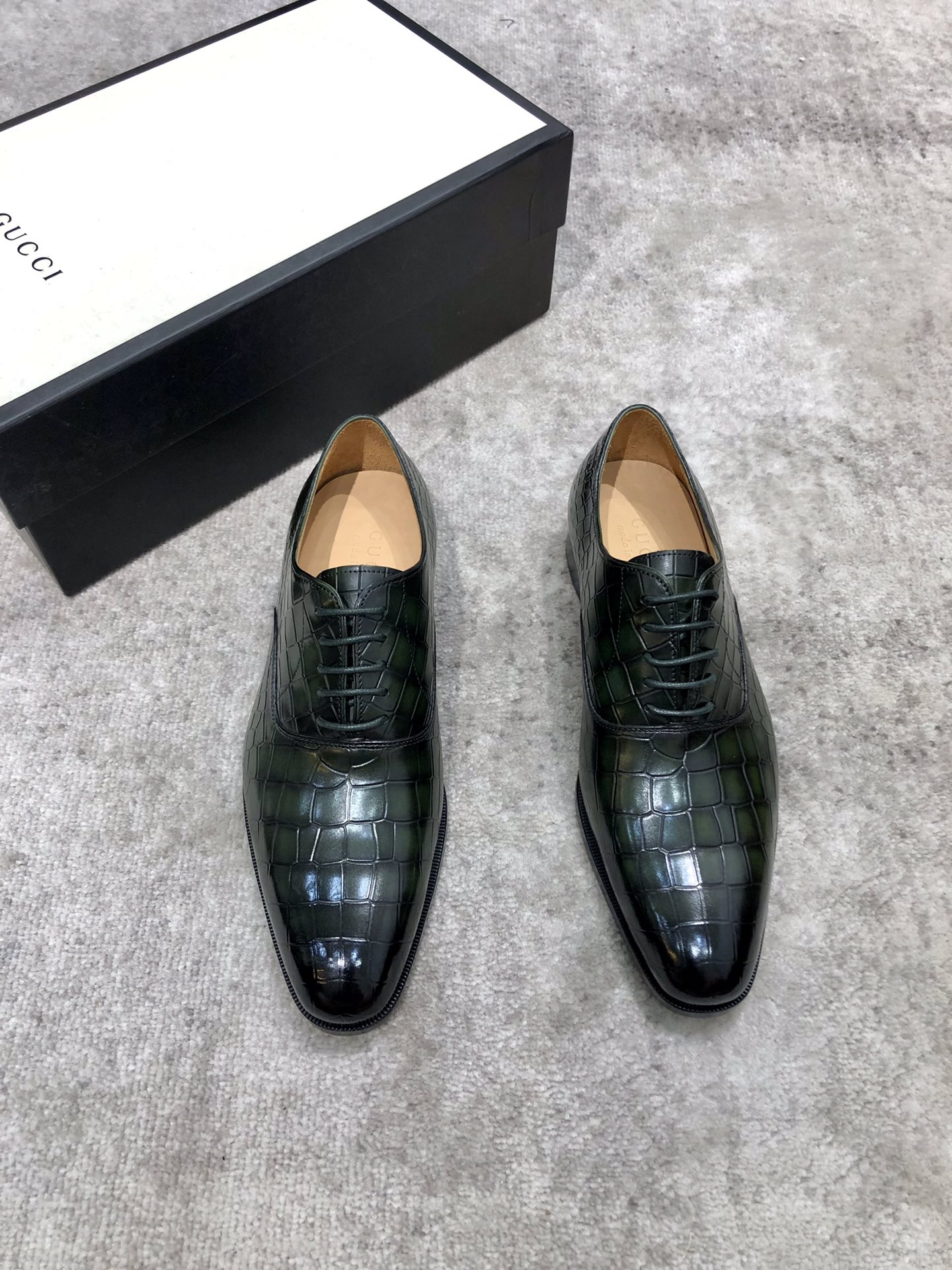 NO:272369,Gucci Men's classic Oxford shoes for men's business formal leather shoes. Classic style. Extreme art. The whole shoe is made of imported waxing and drinking cow leather. Hand-drawn and polished (dark green). Selected carefully. The pores are delicate. The gloss is excellent, the texture is soft. The toughness is strong and the wear is not easy to deform. The inner lining of the apricot calf leather is soft and comfortable, sweat-absorbing and breathable. The leather outsole, the heel composite rubber bottom sheet, willow nail reinforcement, anti-slip and wear-resistant. Goodyear craftsmanship. The shoe shape is excellent. Light luxury and stylish. You can press the array when you go in and out of all formal occasions!  Original box dust bag packaging!  Standard code 39-44 (38.45 custom made without return or exchange), gucci, cowhide, Leather soles19860909Gucci 男士经典牛津鞋男士商务正装皮鞋 经典款 极致艺术 全鞋采用进口打蜡饮奶牛牛皮古法手工描改擦色（墨绿） 精挑细选 毛孔细腻 光泽度极好,质感柔软 韧性强耐穿不易变形,杏色小牛皮内里,柔软舒适,吸汗透气.真皮大底,后跟复合橡胶底片 柳钉加固,防滑耐磨.固特异工艺制作 鞋型极好 轻奢有型 出入各类正式场合都能压阵！原盒 防尘袋包装 ！标准码39-44（38.45定做不退不换）,,gucci,cowhide,Leather soles,Men's shoes