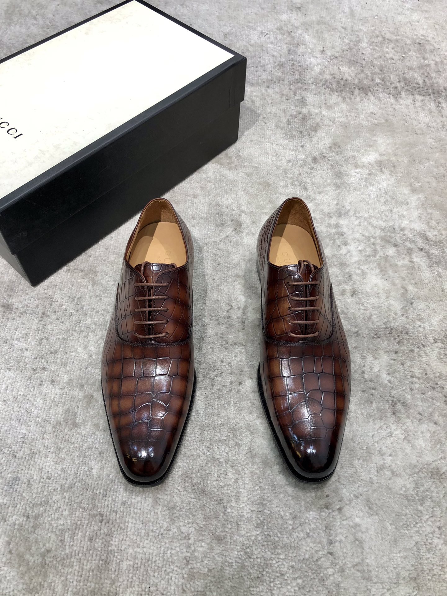 NO:270713,Gucci Men's classic Oxford shoes for men's business formal leather shoes. Classic style. Extreme art. The whole shoe is made of imported waxing and drinking cow leather. Hand-drawn and polished (brown). Selected carefully. The pores are delicate. The gloss is excellent, the texture is soft. The toughness is strong and the wear is not easy to deform. The inner lining of the apricot calf leather is soft and comfortable, sweat-absorbing and breathable. The leather outsole, the heel composite rubber bottom sheet, willow nail reinforcement, anti-slip and wear-resistant. Goodyear craftsmanship. The shoe shape is excellent. Light luxury and stylish. You can press the array when you go in and out of all formal occasions!  Original box dust bag packaging!  Standard code 39-44 (38.45 custom made without return or exchange), gucci, cowhide, Leather soles19860909Gucci 男士经典牛津鞋男士商务正装皮鞋 经典款 极致艺术 全鞋采用进口打蜡饮奶牛牛皮古法手工描改擦色（棕色） 精挑细选 毛孔细腻 光泽度极好,质感柔软 韧性强耐穿不易变形,杏色小牛皮内里,柔软舒适,吸汗透气.真皮大底,后跟复合橡胶底片 柳钉加固,防滑耐磨.固特异工艺制作 鞋型极好 轻奢有型 出入各类正式场合都能压阵！原盒 防尘袋包装 ！标准码39-44（38.45定做不退不换）,,gucci,cowhide,Leather soles,Men's shoes