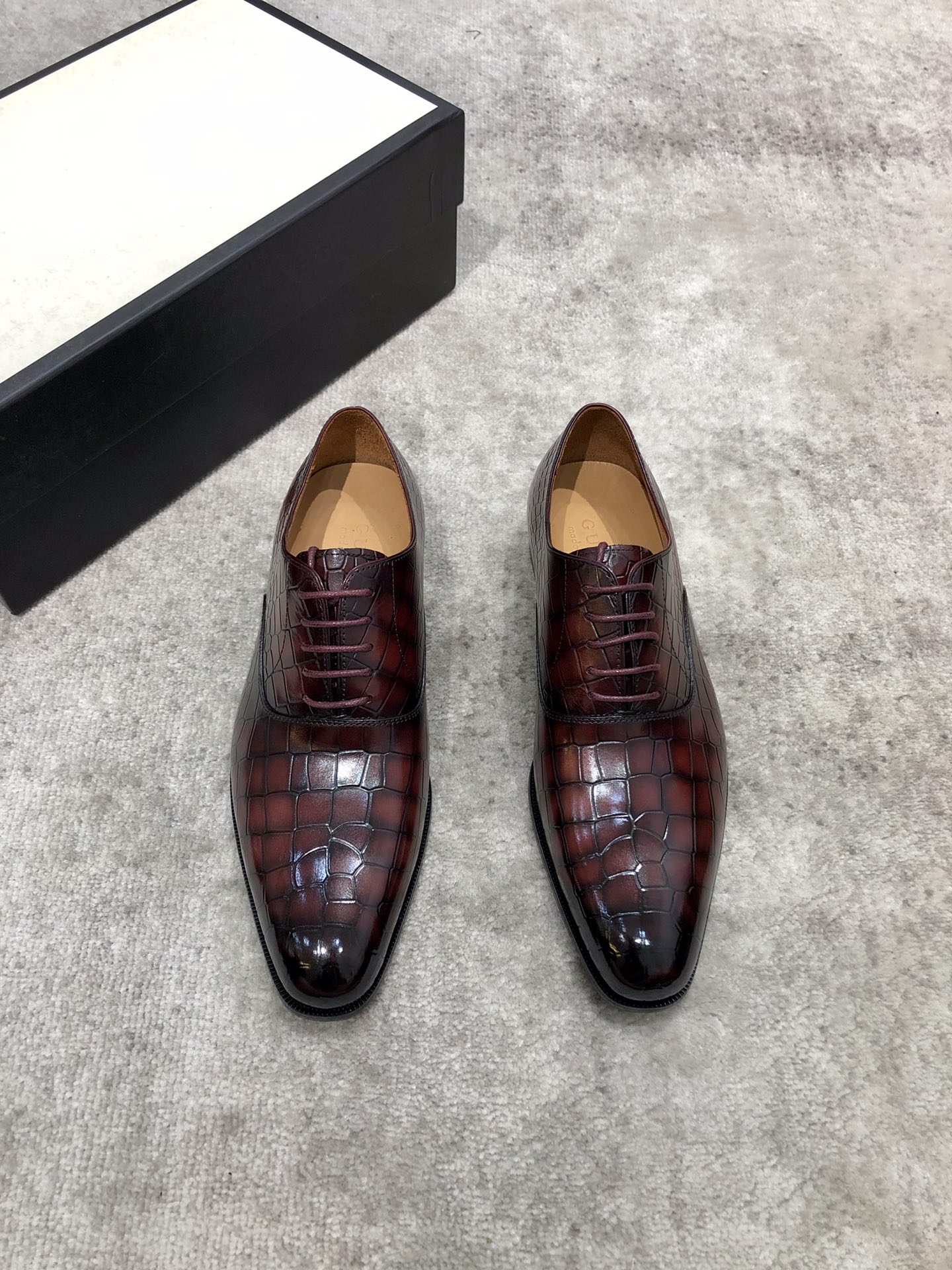 NO:270715,Gucci Men's classic Oxford shoes for men's business formal leather shoes. Classic style. Extreme art. The whole shoe is made of imported waxing and drinking cow leather. Hand-drawn and polished (burgundy) carefully selected. The pores are delicate. The gloss is excellent, the texture is soft. The toughness is strong and the wear is not easy to deform. The inner lining of the apricot calf leather is soft and comfortable, sweat-absorbing and breathable. The leather outsole, the heel composite rubber bottom sheet, willow nail reinforcement, anti-slip and wear-resistant. Goodyear craftsmanship is excellent. The shoe shape is light and luxurious. It can be pressed in all kinds of formal occasions!  Original box dust bag packaging!  Standard code 39-44 (38.45 custom made without return or exchange), gucci, cowhide, Leather soles19860909Gucci 男士经典牛津鞋男士商务正装皮鞋 经典款 极致艺术 全鞋采用进口打蜡饮奶牛牛皮古法手工描改擦色（酒红） 精挑细选 毛孔细腻 光泽度极好,质感柔软 韧性强耐穿不易变形,杏色小牛皮内里,柔软舒适,吸汗透气.真皮大底,后跟复合橡胶底片 柳钉加固,防滑耐磨.固特异工艺制作 鞋型极好 轻奢有型 出入各类正式场合都能压阵！原盒 防尘袋包装 ！标准码39-44（38.45定做不退不换）,,gucci,cowhide,Leather soles,Men's shoes