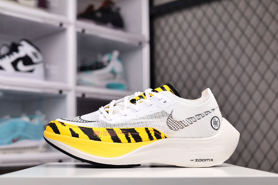 G0 Nike ZoomX Vaporfly Next% 马拉松跑步鞋 鞋面使用了全新 Vaporweave 科技，这种类似蝉翼的材质相比 Flyknit 更加轻薄透气，非对称的鞋带系统和泡棉护垫的加入令舒适度更高，采用醒目的绿色作为主色调，鞋头辅以超大的 Swoosh 点缀，再配上流线型外观设计 官方