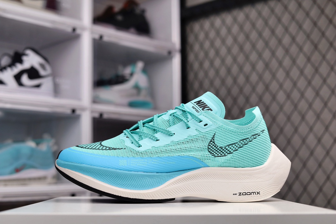 G0 Nike ZoomX Vaporfly Next% 马拉松跑步鞋 鞋面使用了全新 Vaporweave 科技，这种类似蝉翼的材质相比 Flyknit 更加轻薄透气，非对称的鞋带系统和泡棉护垫的加入令舒适度更高，采用醒目的绿色作为主色调，鞋头辅以超大的 Swoosh 点缀，再配上流线型外观设计 官方