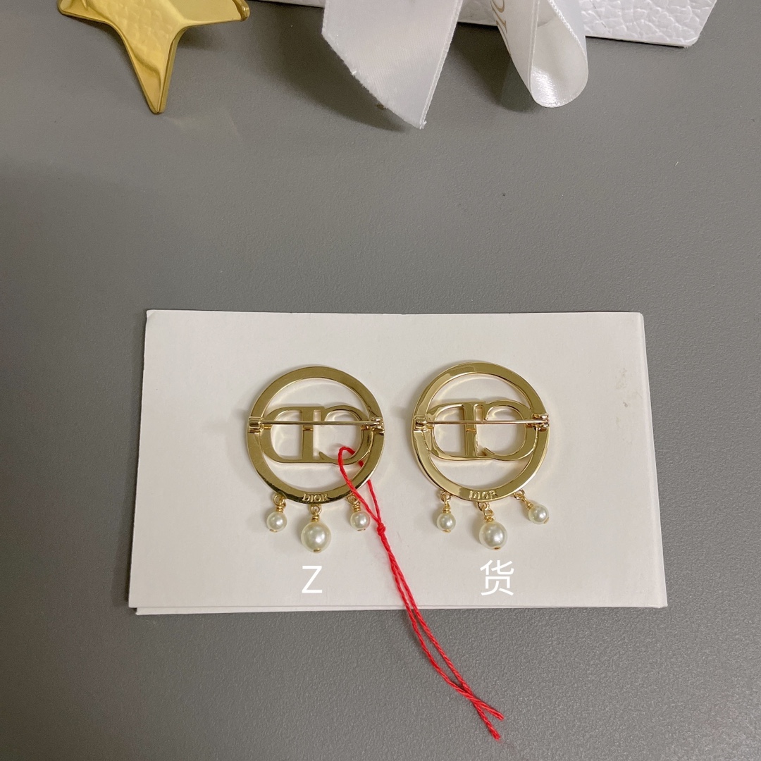【】 【cd圈钻吊三珠胸针】Z 3500，现货秒发❗️先到先美❗️全网独家首发现火❗️❗️简单气质百搭款