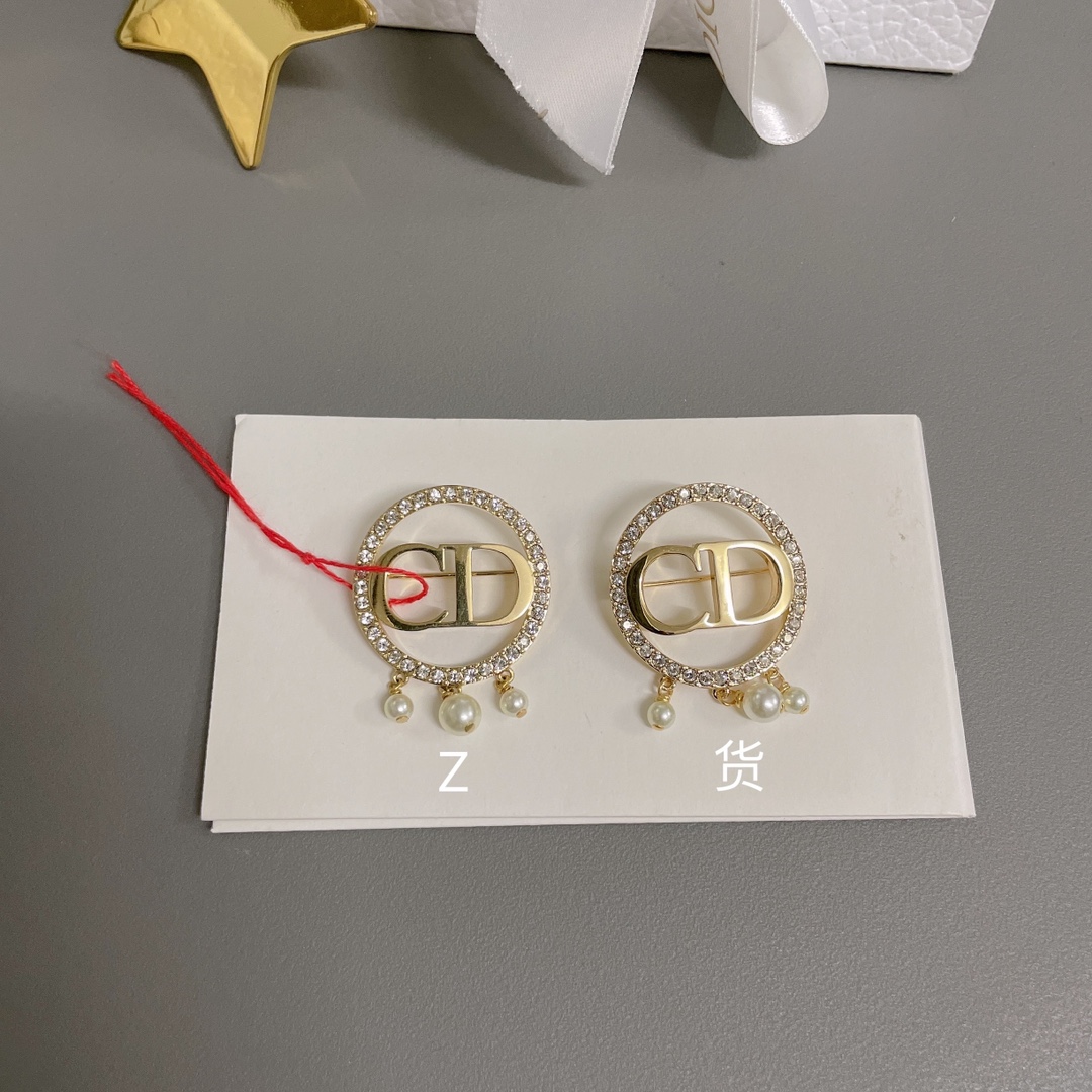 【】 【cd圈钻吊三珠胸针】Z 3500，现货秒发❗️先到先美❗️全网独家首发现火❗️❗️简单气质百搭款