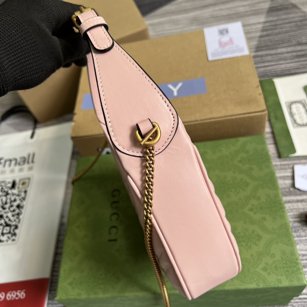 配全套专柜绿色包装这款迷你手袋采用新月形轮廓和质感十足的黑色皮革材质散发出浓郁的复古格调复古元素糅合典藏