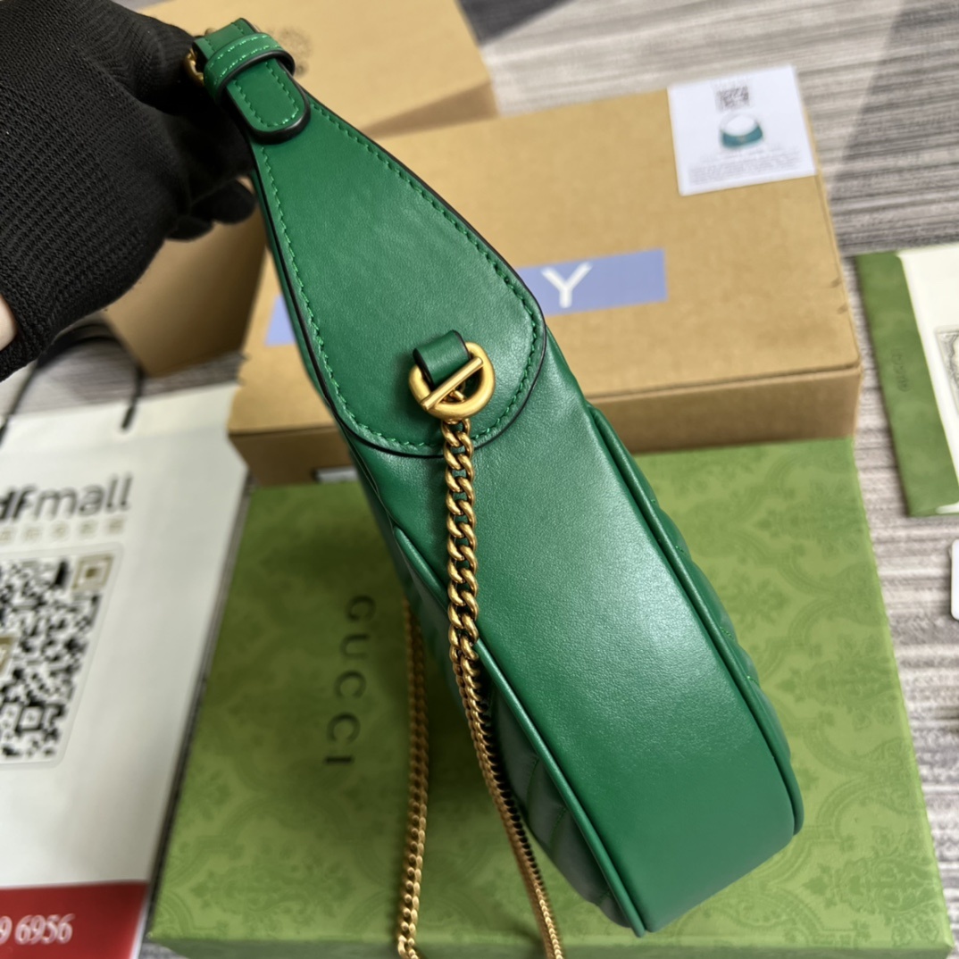 配全套专柜绿色包装这款迷你手袋采用新月形轮廓和质感十足的黑色皮革材质散发出浓郁的复古格调复古元素糅合典藏