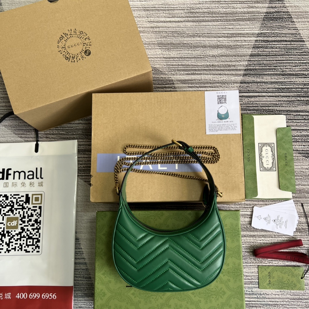 配全套专柜绿色包装这款迷你手袋采用新月形轮廓和质感十足的黑色皮革材质散发出浓郁的复古格调复古元素糅合典藏