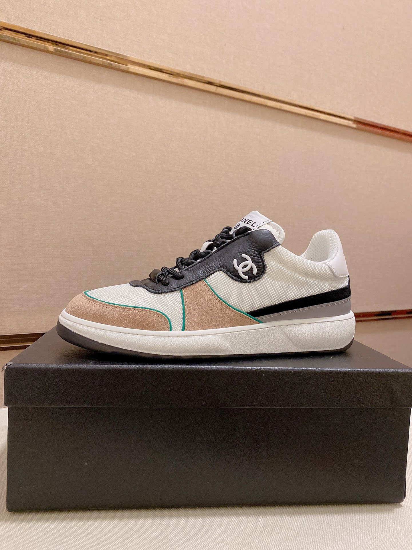J5    Chanel   香奈儿.22ss爆款拼色运动鞋休闲板鞋 .情侣热卖💑专柜同步 小红书力推款🔥拼色配色非常nice面料：原版定制牛皮拼接透气网面原版开模Tpu大底专柜精品包装全套包装.🎁
