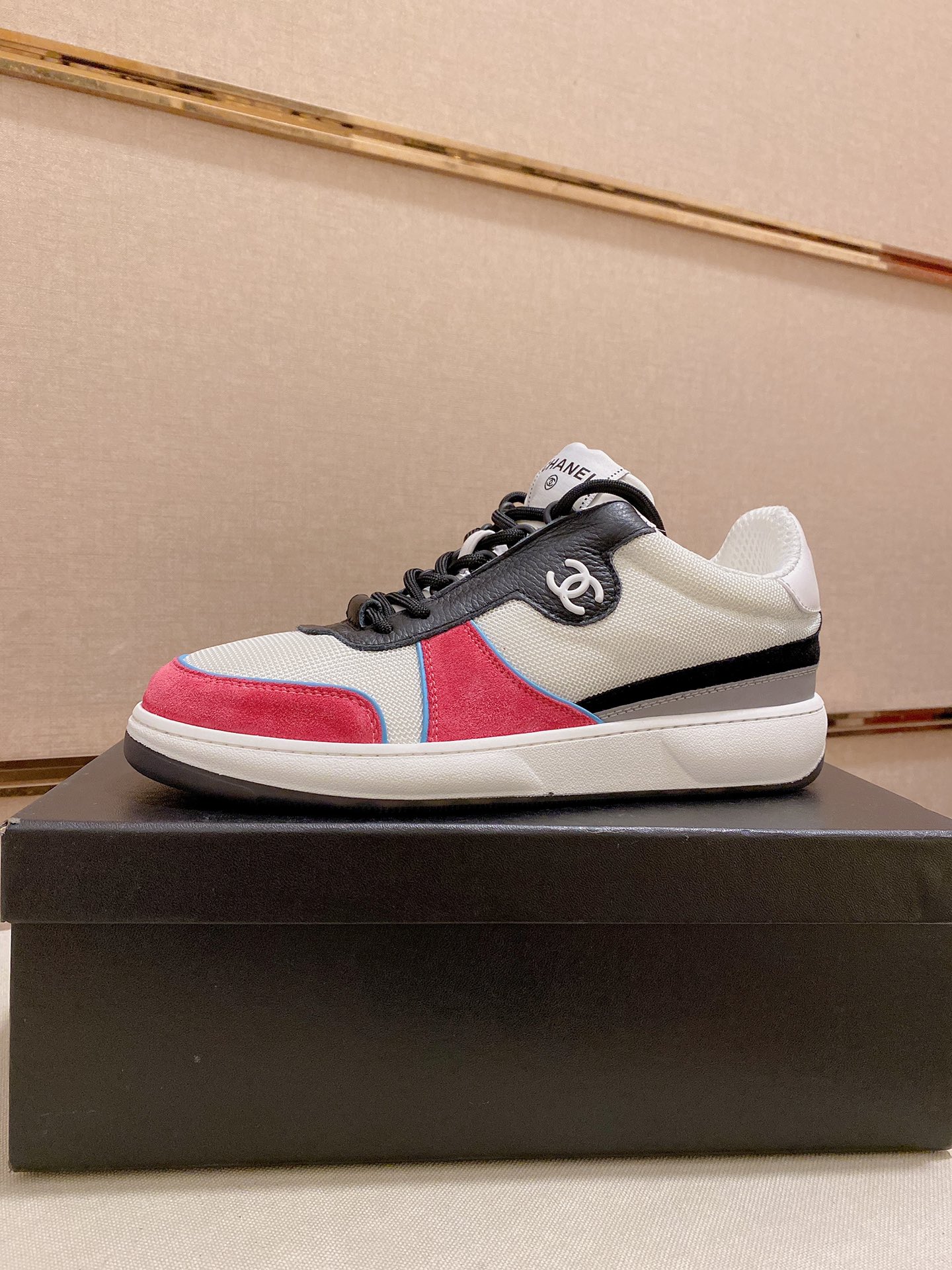 J5    Chanel   香奈儿.22ss爆款拼色运动鞋休闲板鞋 .情侣热卖💑专柜同步 小红书力推款🔥拼色配色非常nice面料：原版定制牛皮拼接透气网面原版开模Tpu大底专柜精品包装全套包装.🎁