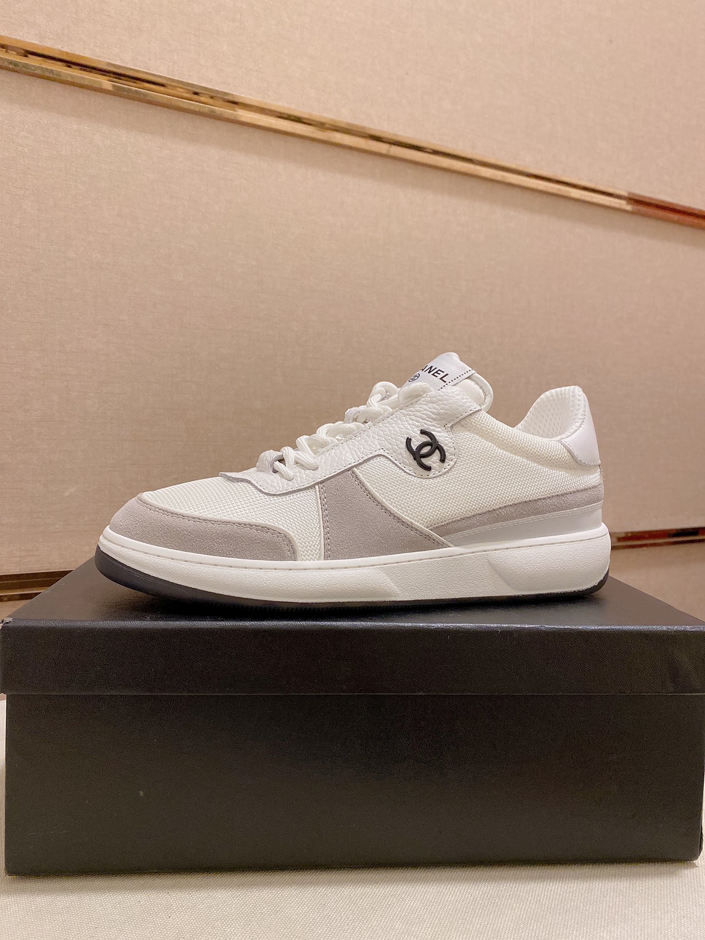 J5    Chanel   香奈儿.22ss爆款拼色运动鞋休闲板鞋 .情侣热卖💑专柜同步 小红书力推款🔥拼色配色非常nice面料：原版定制牛皮拼接透气网面原版开模Tpu大底专柜精品包装全套包装.🎁