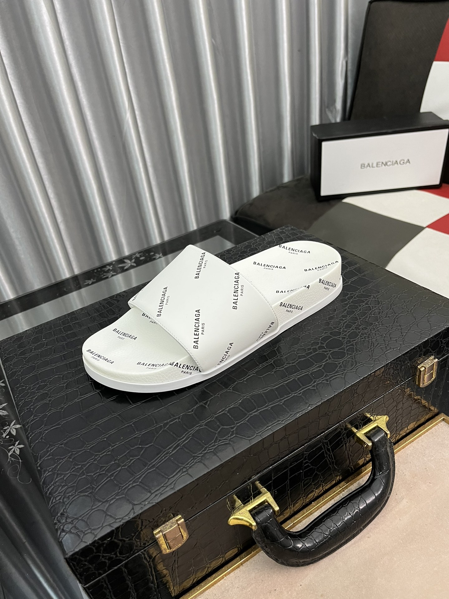 H0  巴黎世家 男士春夏拖鞋专柜同步 鞋面意大利进口滴胶面料，标志图形高品质工艺，鞋底：原厂特供原版底，独家活动成型底超级舒适，原厂跟单货，🔍🔍高品质，琪可随意进出专柜，欢迎对比，