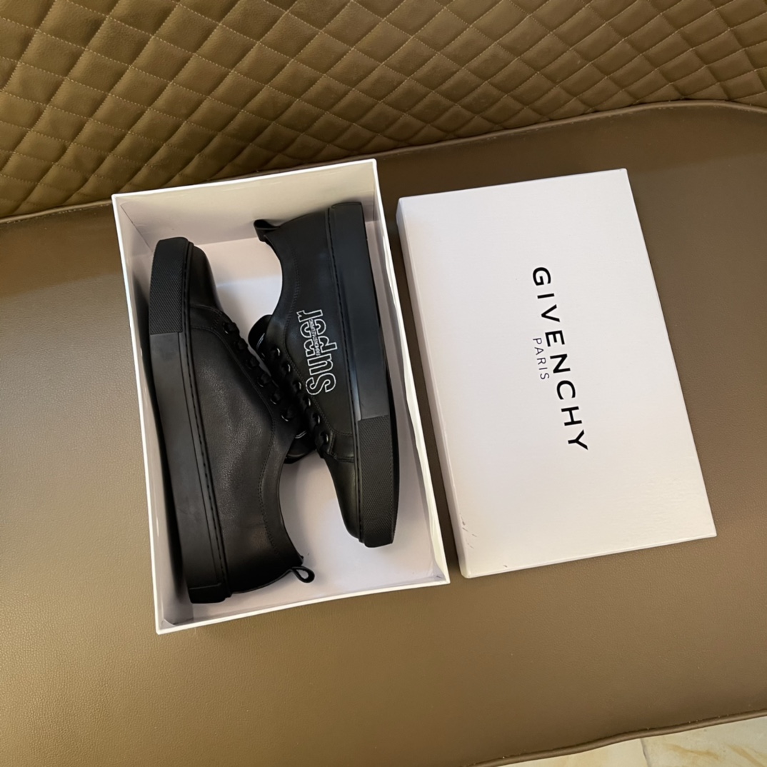 J0   Givenchy  纪梵希 Givenchy 等级：原单官网1:1同款 原单品质材料：原版牛皮 羊皮内里 空胶技术 原版大底 🎬实物更赞 适合户外司机驾车跑步 出行🚗 高品质板鞋，款式类别：男士休闲运动板鞋有多种颜色：黑白两色 实物图男鞋