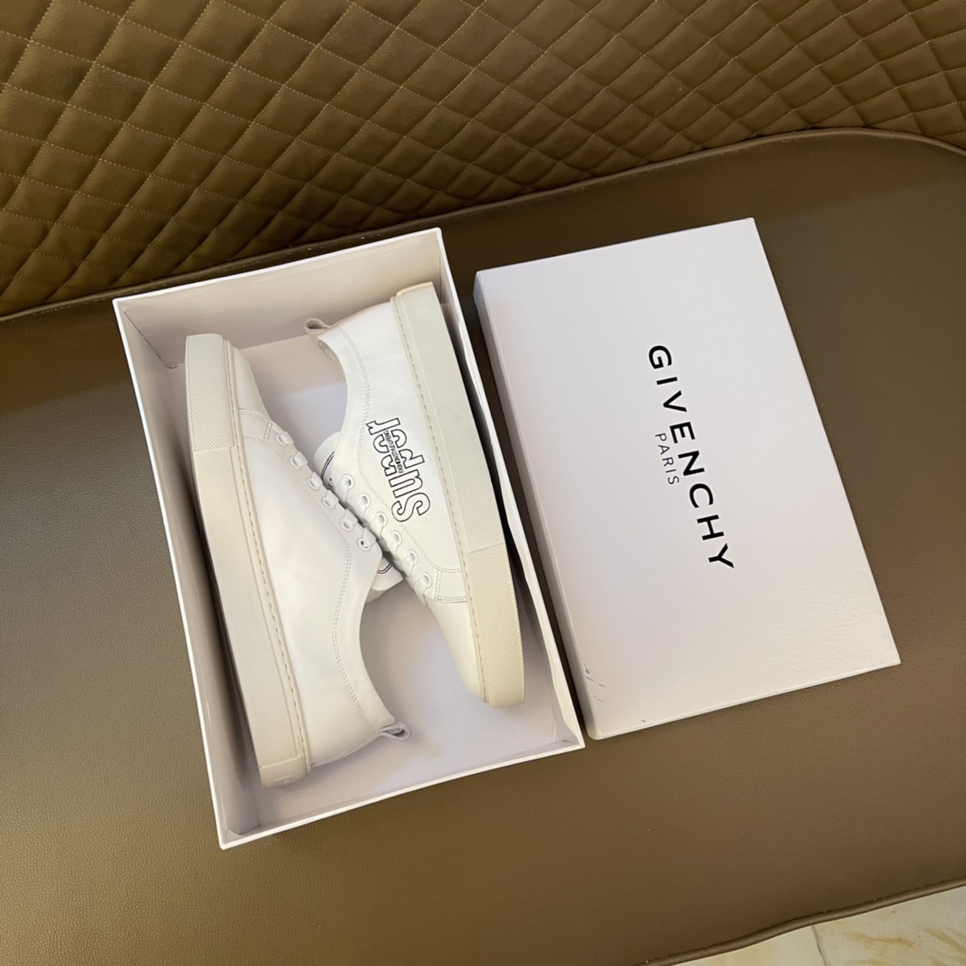 J0   Givenchy  纪梵希 Givenchy 等级：原单官网1:1同款 原单品质材料：原版牛皮 羊皮内里 空胶技术 原版大底 🎬实物更赞 适合户外司机驾车跑步 出行🚗 高品质板鞋，款式类别：男士休闲运动板鞋有多种颜色：黑白两色 实物图男鞋