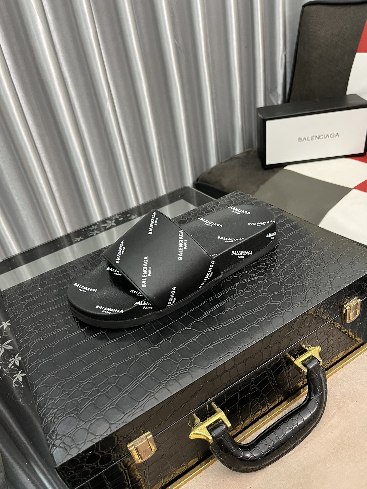 H0  巴黎世家 男士春夏拖鞋专柜同步 鞋面意大利进口滴胶面料，标志图形高品质工艺，鞋底：原厂特供原版底，独家活动成型底超级舒适，原厂跟单货，🔍🔍高品质，琪可随意进出专柜，欢迎对比，