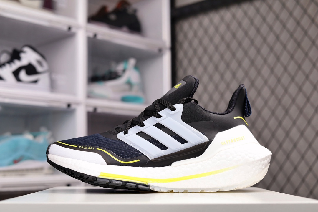 H0 Ultra Boost 21 Consortium 新款厚底爆米花跑鞋较UB20增加6%Boost，全掌Boost将缓震和能量回馈再一次进行了升级，提供更好的舒适穿着体验，UB7.0 J5 oPrimeknit编织工艺，S型Heel Counter提供更加精准锁定后跟，带来出众的后跟包裹，LEP创新大底延续马牌橡胶大底，同时新加入LEP结构，为每一步提供更多动力及更好回弹663YF