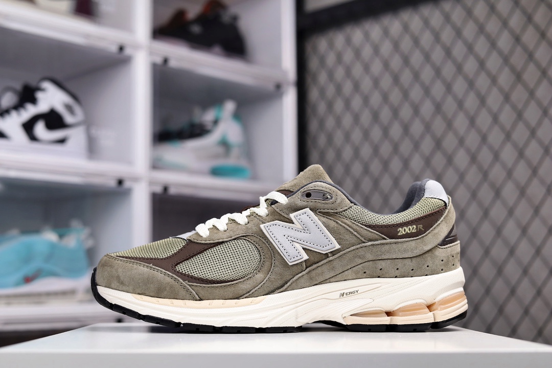 G5 公司级 New Balance WL 2002 复古休闲跑步鞋 M 2002RHN 鞋款延续了经典科技，升级版N-ERGY缓震物料机能与材质上脚太舒适了，鞋面的柔软麂皮搭配尼龙网布，特别透气而且还复古感，不管是搭配牛仔裤还工装裤都是百搭885ZJR